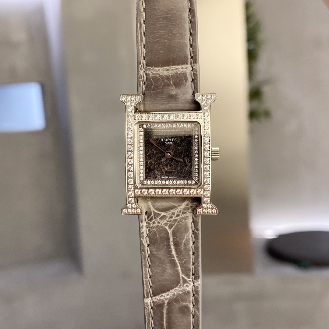 ?? Cowhide white case 380 Gold case 410, crocodile skin +250
Hermes new emerald Peacock green ?? Starry sky ?? Armani grey inside and outside double rings with small diamonds No hour markers, by feeling to tell time, see in the clouds, very distinctive st