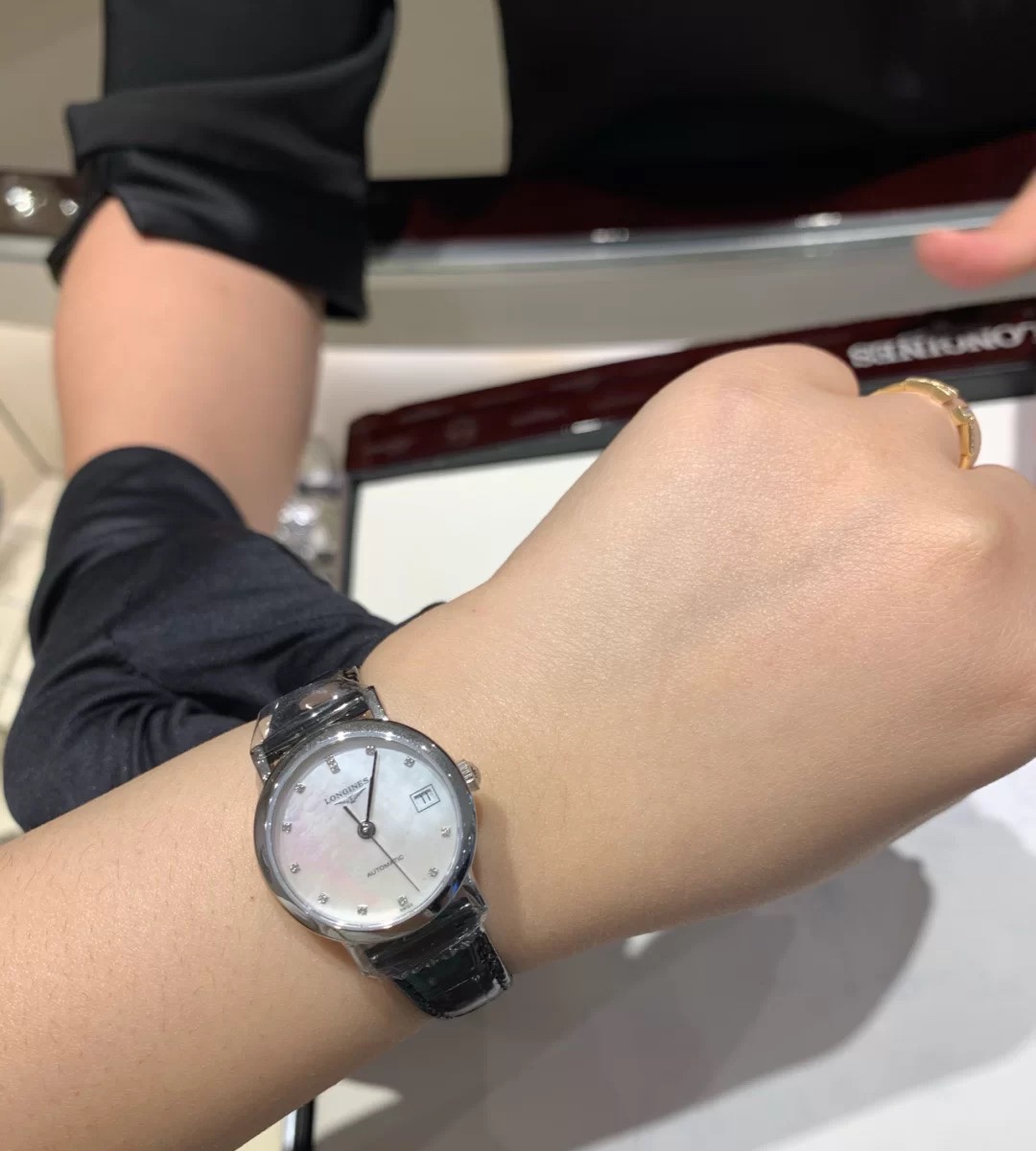 A woman's mechanical footage
Longines watches ?? This watch features an automatic winding ultra-thin mechanical movement, unique design dial, 316 stainless steel case, scratch-resistant sapphire crystal stainless steel strap -- three-fold safety clasp and