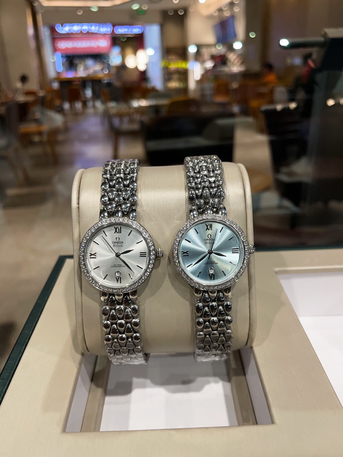 Omega simple and elegant ladies imported quartz movement Mineral glass crystal 316L stainless steel case 28mm in diameter 8mm thick ?? This watch is beloved by women and showcases their unique personality and charm on different occasions