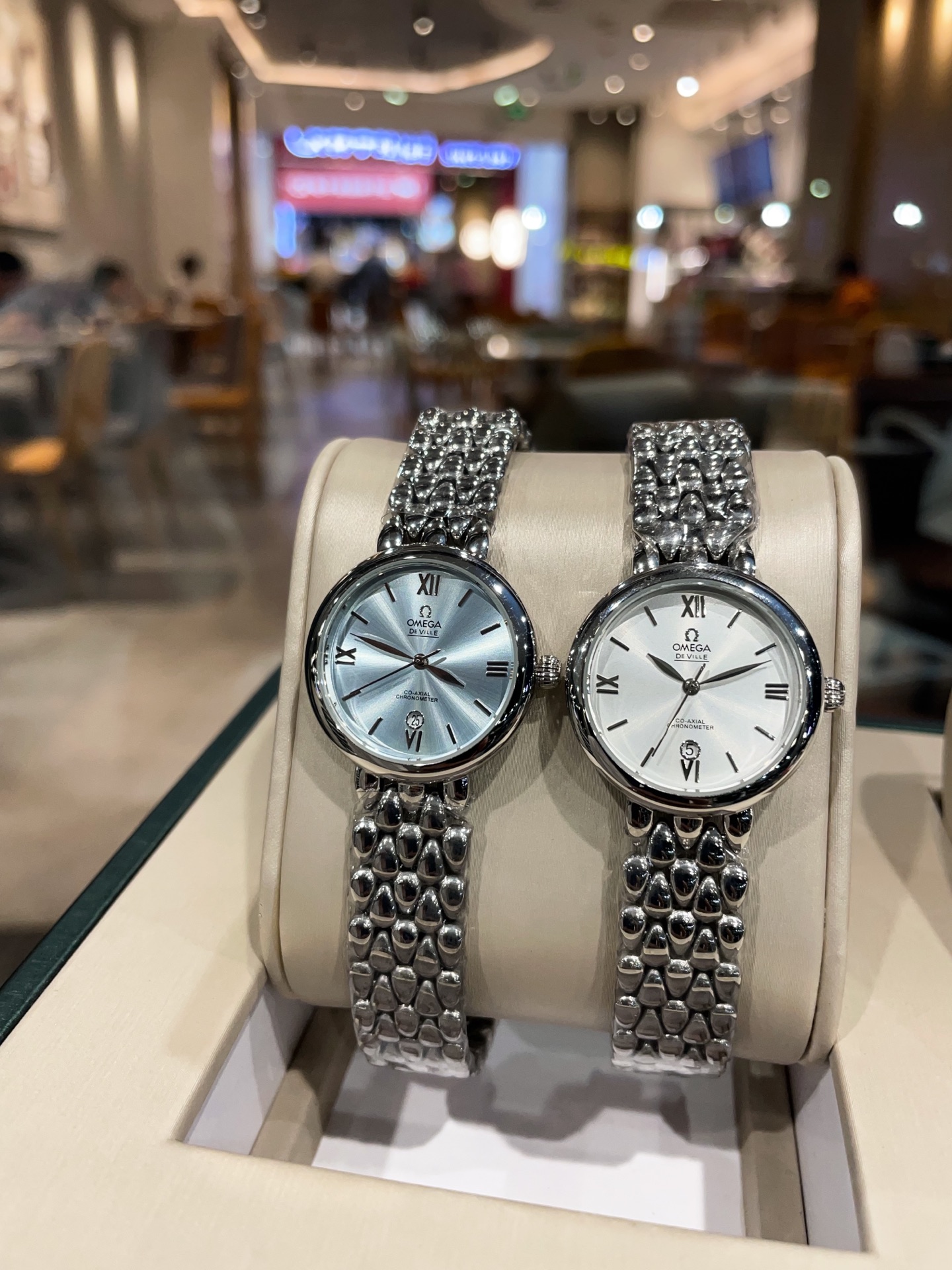Omega simple and elegant ladies imported quartz movement Mineral glass crystal 316L stainless steel case 28mm in diameter 8mm thick ?? This watch is beloved by women and showcases their unique personality and charm on different occasions