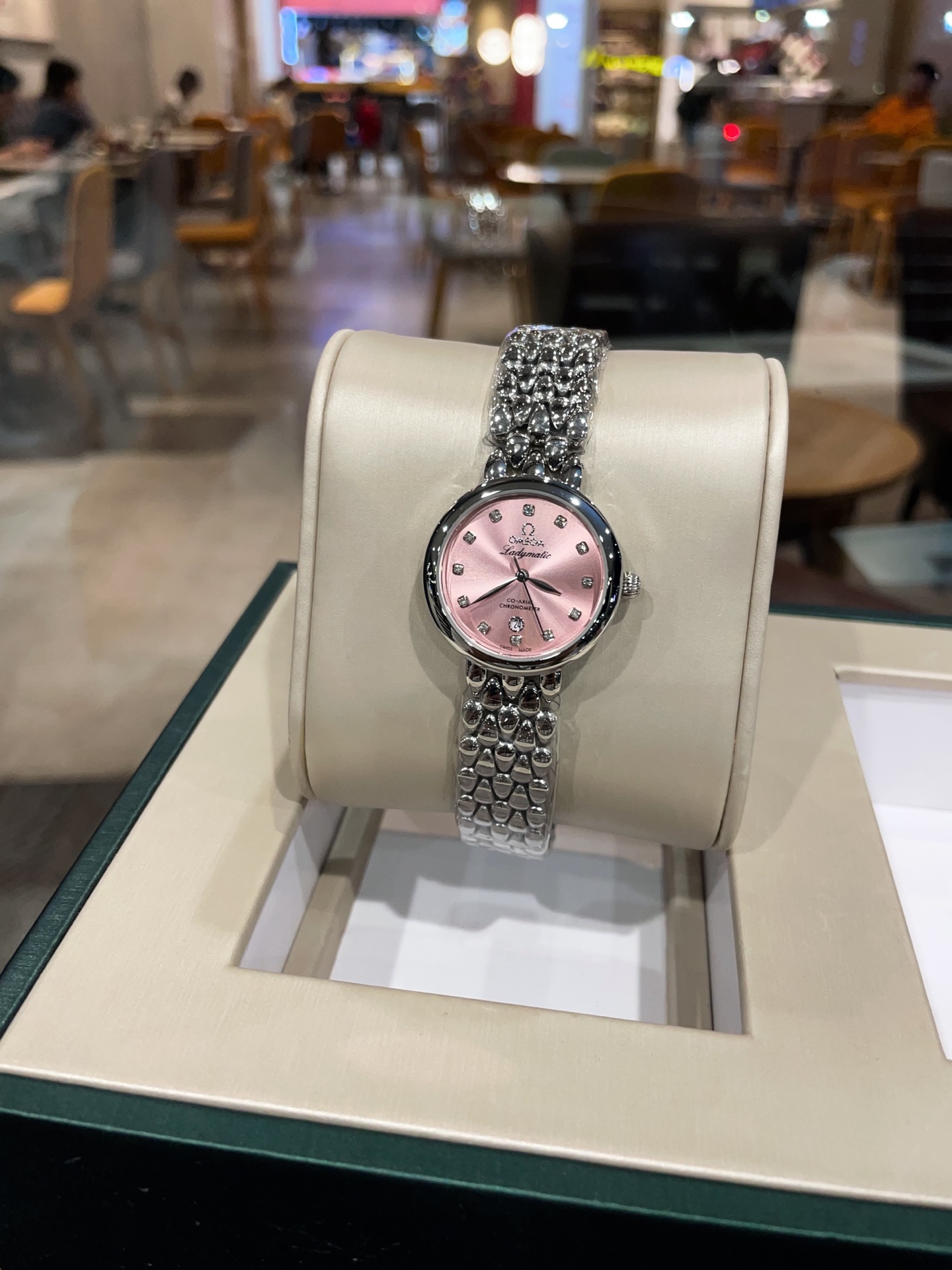 Omega simple and elegant ladies imported quartz movement Mineral glass crystal 316L stainless steel case 28mm in diameter 8mm thick ?? This watch is beloved by women and showcases their unique personality and charm on different occasions