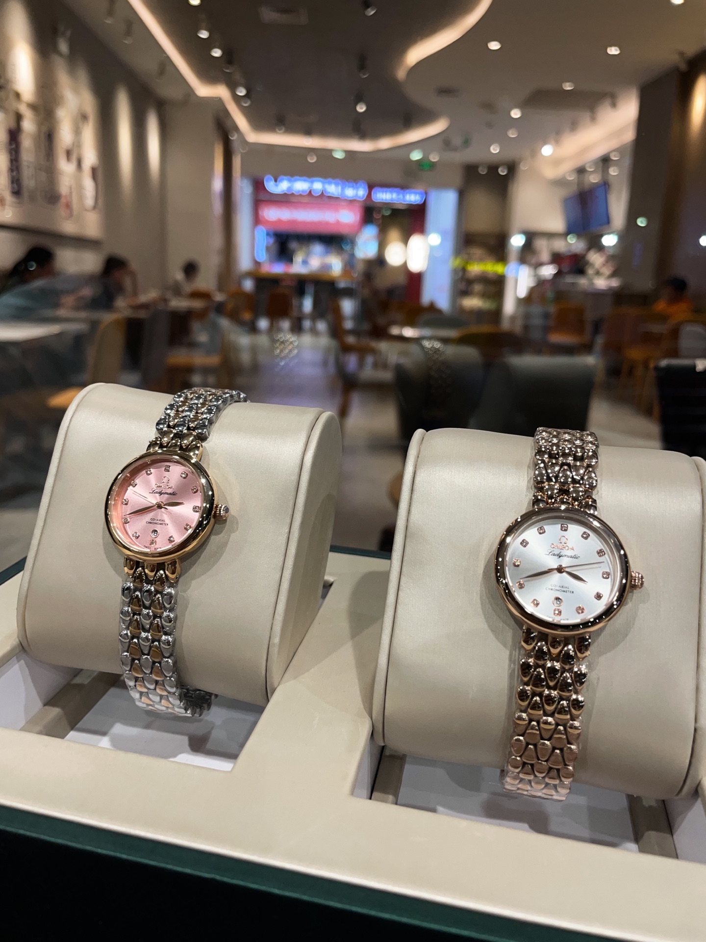 Omega simple and elegant imported quartz movement with mineral glass crystal 316L stainless steel case 28mm in diameter 8mm thick ?? This watch is beloved by women and showcases their unique personality and charm in various occasions