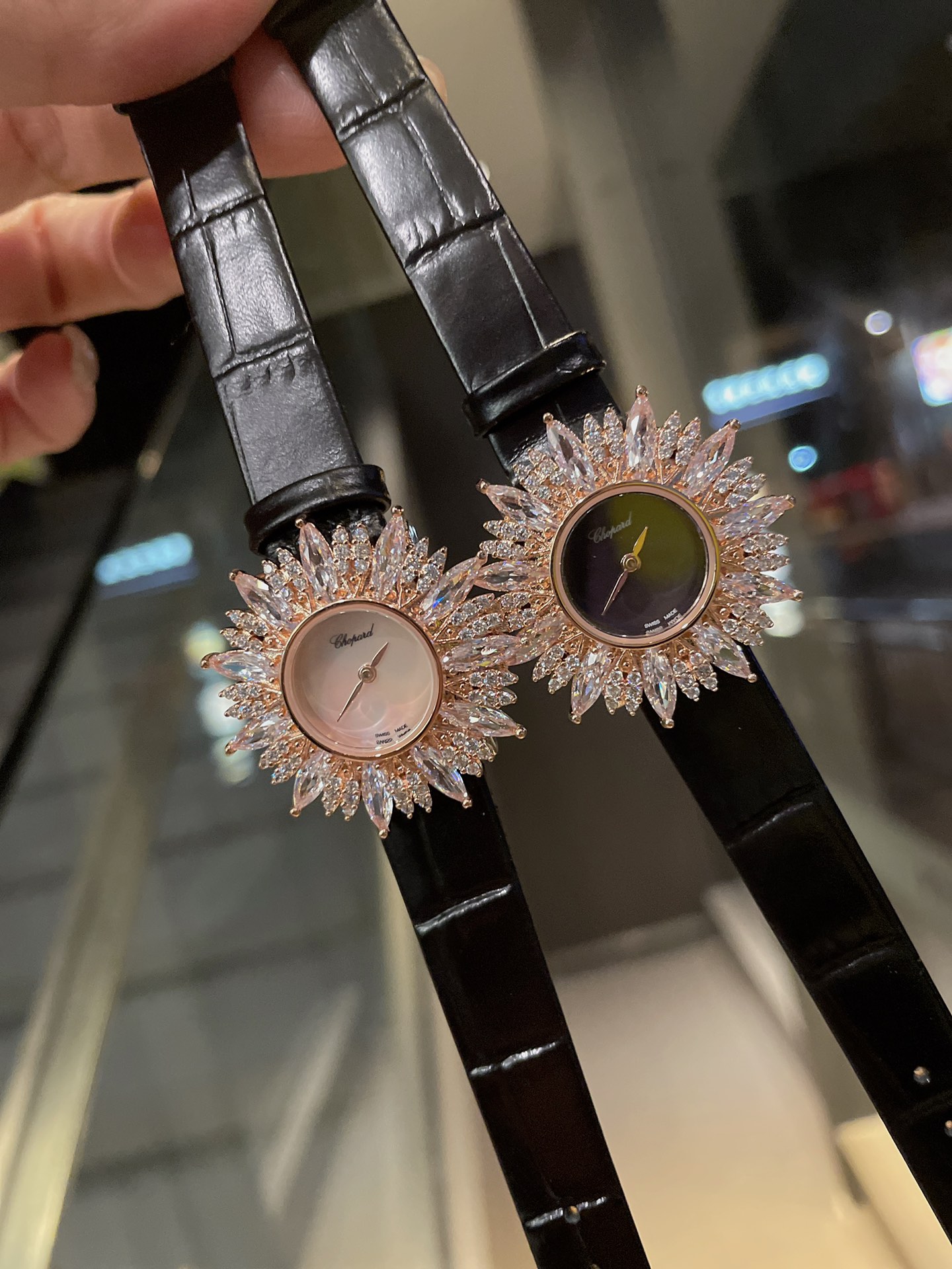 ?? 400
?? Chopard
Youdaoplaceholder0 High jewelry collection watches
Youdaoplaceholder0 Swiss quartz movement
Youdaoplaceholder0 The case is about 34mm in diameter
About 9mm thick
Youdaoplaceholder0 The case is surrounded by a set of finely crafted marqui
