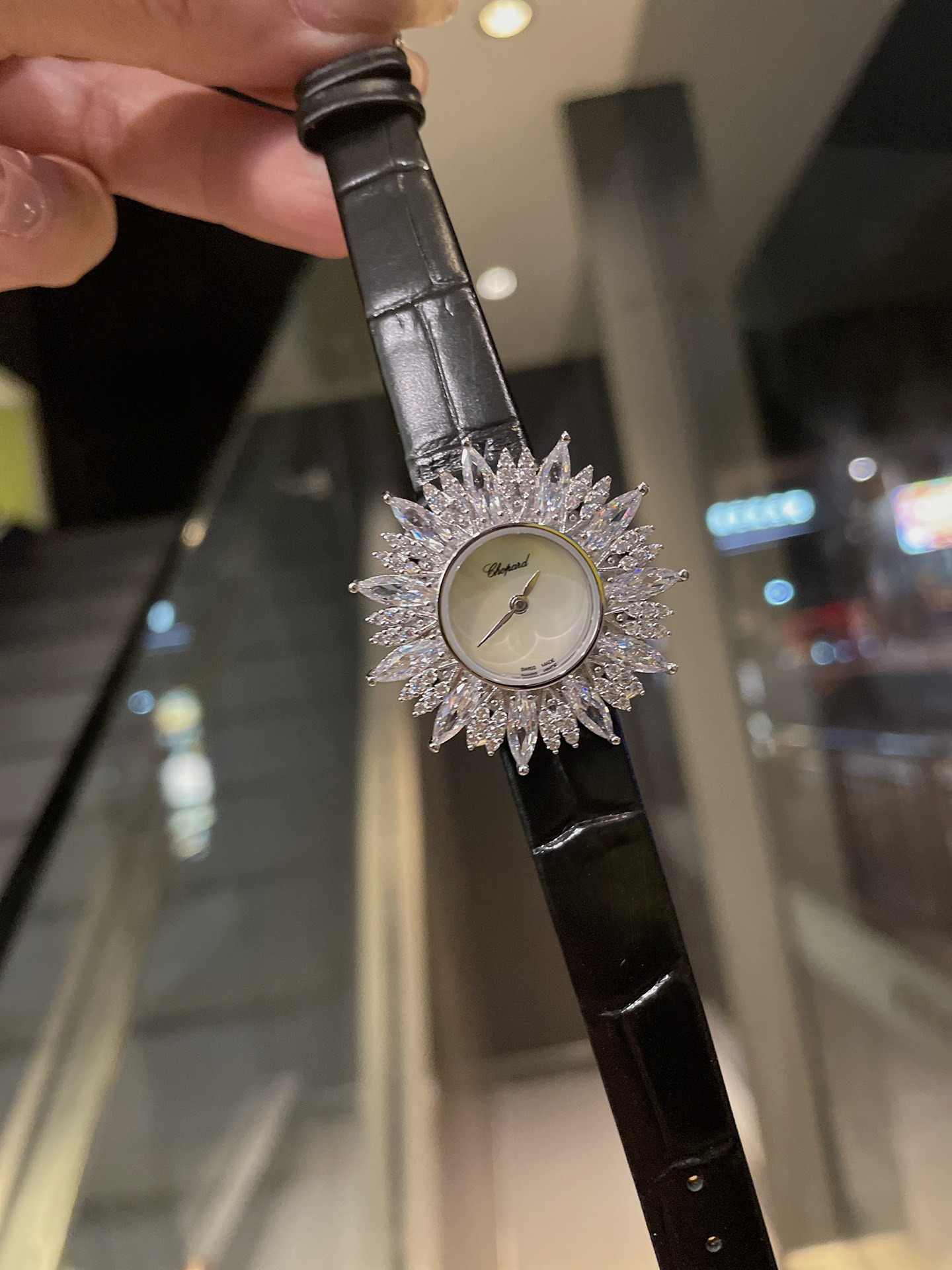 400
?? Chopard
Youdaoplaceholder0 High jewelry collection watches
Youdaoplaceholder0 Swiss quartz movement
Youdaoplaceholder0 The case is about 34mm in diameter
About 9mm thick
Youdaoplaceholder0 The case is surrounded by a set of finely crafted marquise-