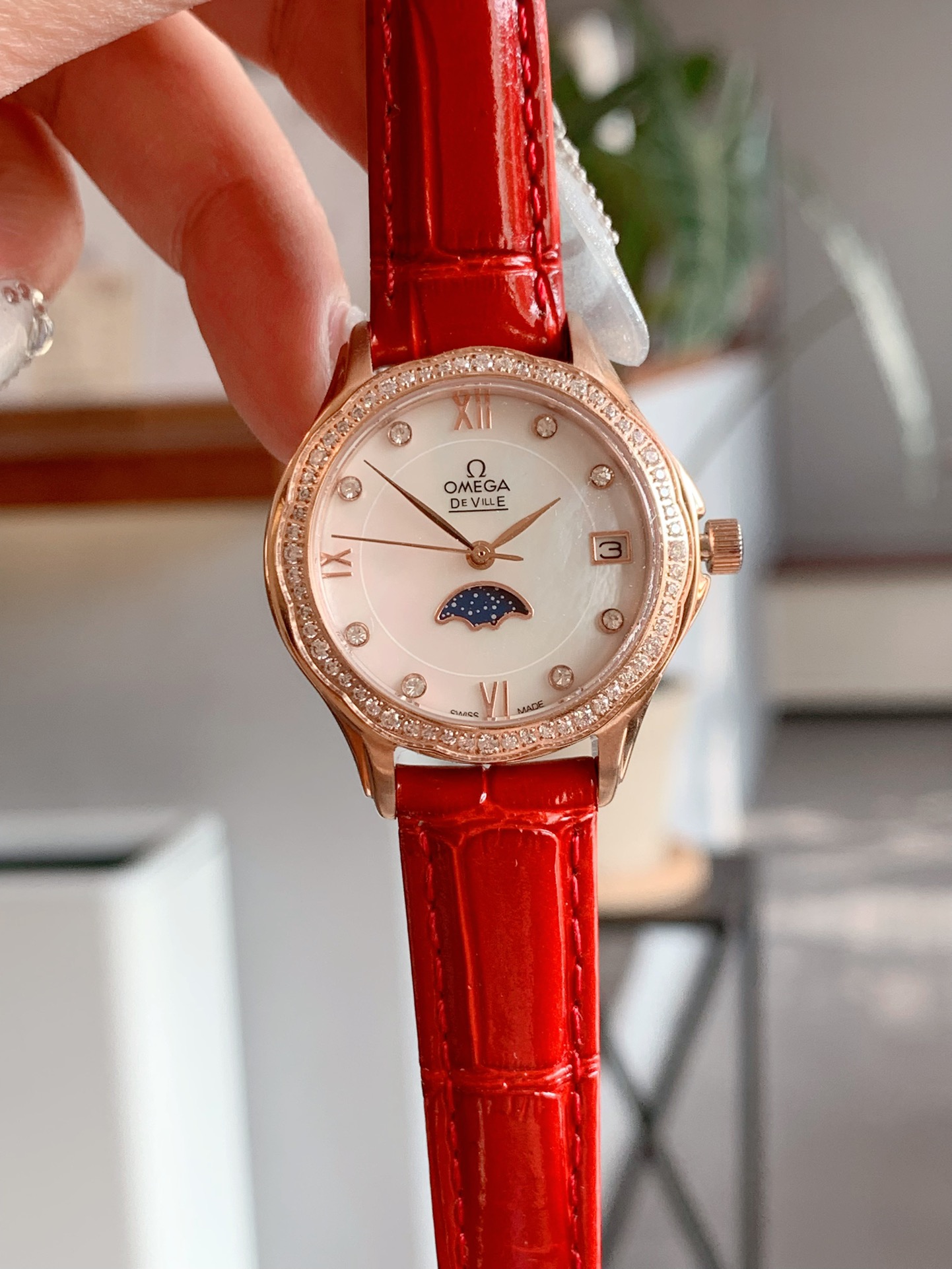 Omega 's new upgraded version ??
Pearl shell ?? literal. Exclusive custom true moon phase ?. Super high sex ratio. The imported quartz movement keeps accurate time. The case is made of 316 stainless steel. Imported calfskin strap. Size 30mm thick 8mm??. E