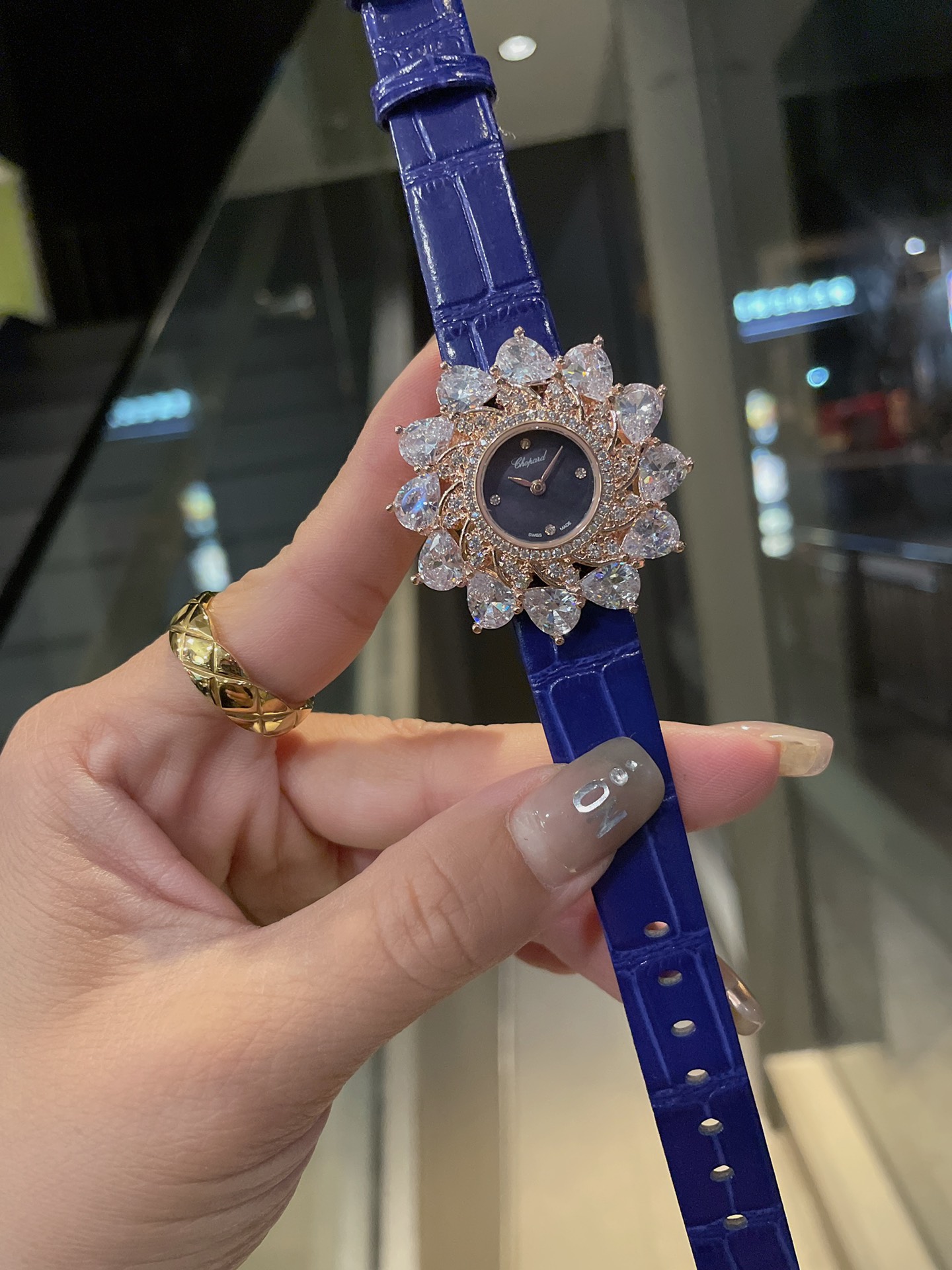 ?? 400
?? Chopard
Youdaoplaceholder0 High jewelry collection watches
Youdaoplaceholder0 Swiss quartz movement
Youdaoplaceholder0 The case is about 38mm in diameter
About 9mm thick
Youdaoplaceholder0 The case is adorned with diamond jewels in the shape of 
