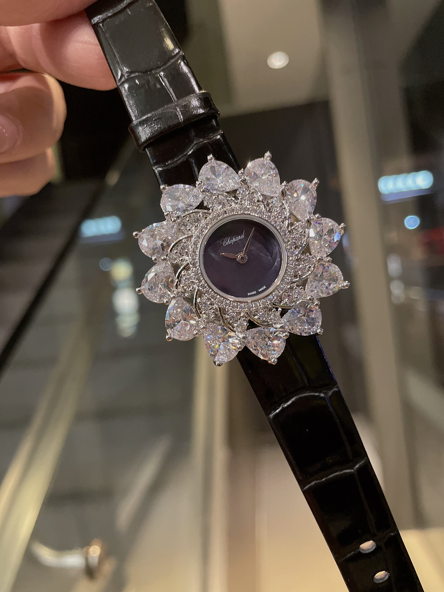 ?? 400
?? Chopard
Youdaoplaceholder0 High jewelry collection watches
Youdaoplaceholder0 Swiss quartz movement
Youdaoplaceholder0 The case is about 38mm in diameter
About 9mm thick
Youdaoplaceholder0 The case is adorned with diamond jewels in the shape of 