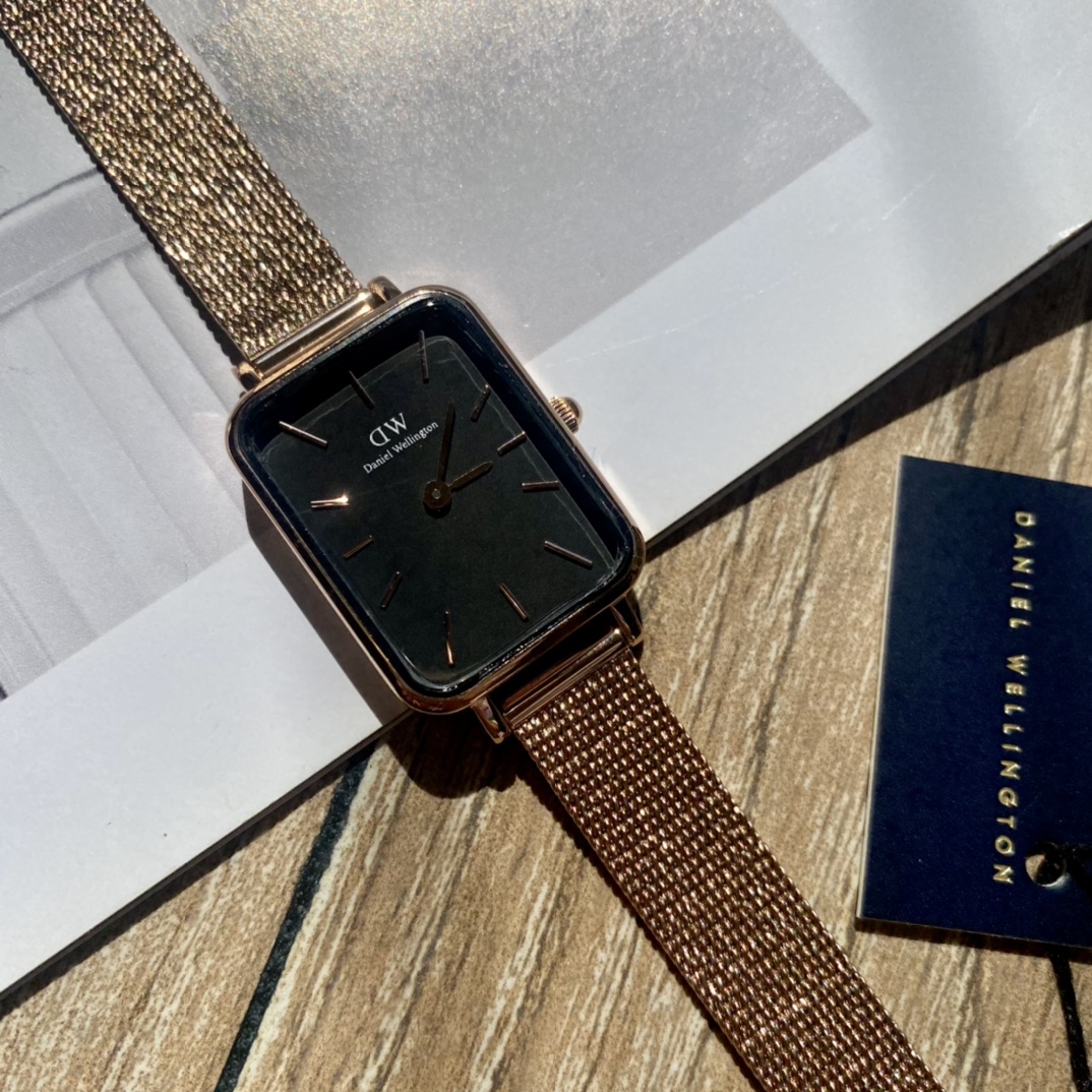 Batch ??160 sets of boxes
Arrival! Here it is! New product endorsed by Fan Bingbing!! ?? Genuine Daniel Wellington, new dw in stock! New design small square dial, 316 fine strap, original movement, counter comparison no pressure! Size 20x26mm, with an ele