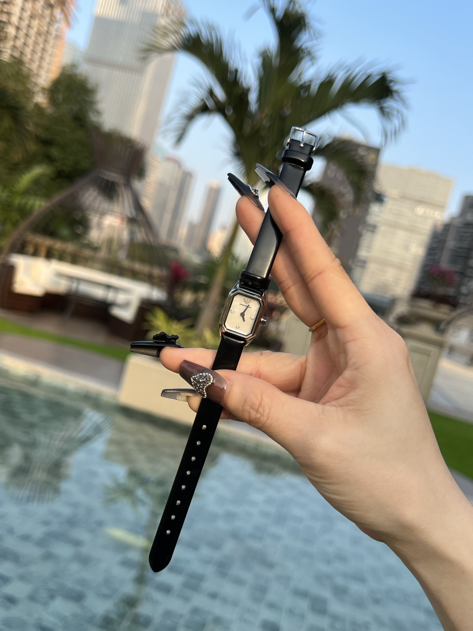 Batch ??240 Mermaid
Armani Retro-modern collection style watch. Selected exquisite gradient natural mother-of-pearl dials, refracting brilliance, elegant texture emanating from within, radiant. The minimalist two-hand design, with rhinestone hour markers,