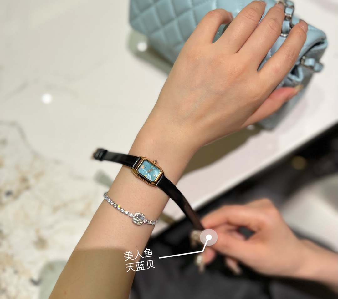 Batch ??240 The latest Armani square small dial watch + Armani Mermaid Princess ????, the hand IS too BEAUTIFUL, WHAT divine DESIGN IS THIS, give the designer extra points [strong], BEAUTIFUL on the sky. Dial diameter 22mm dial thickness 5mm lugs width 10