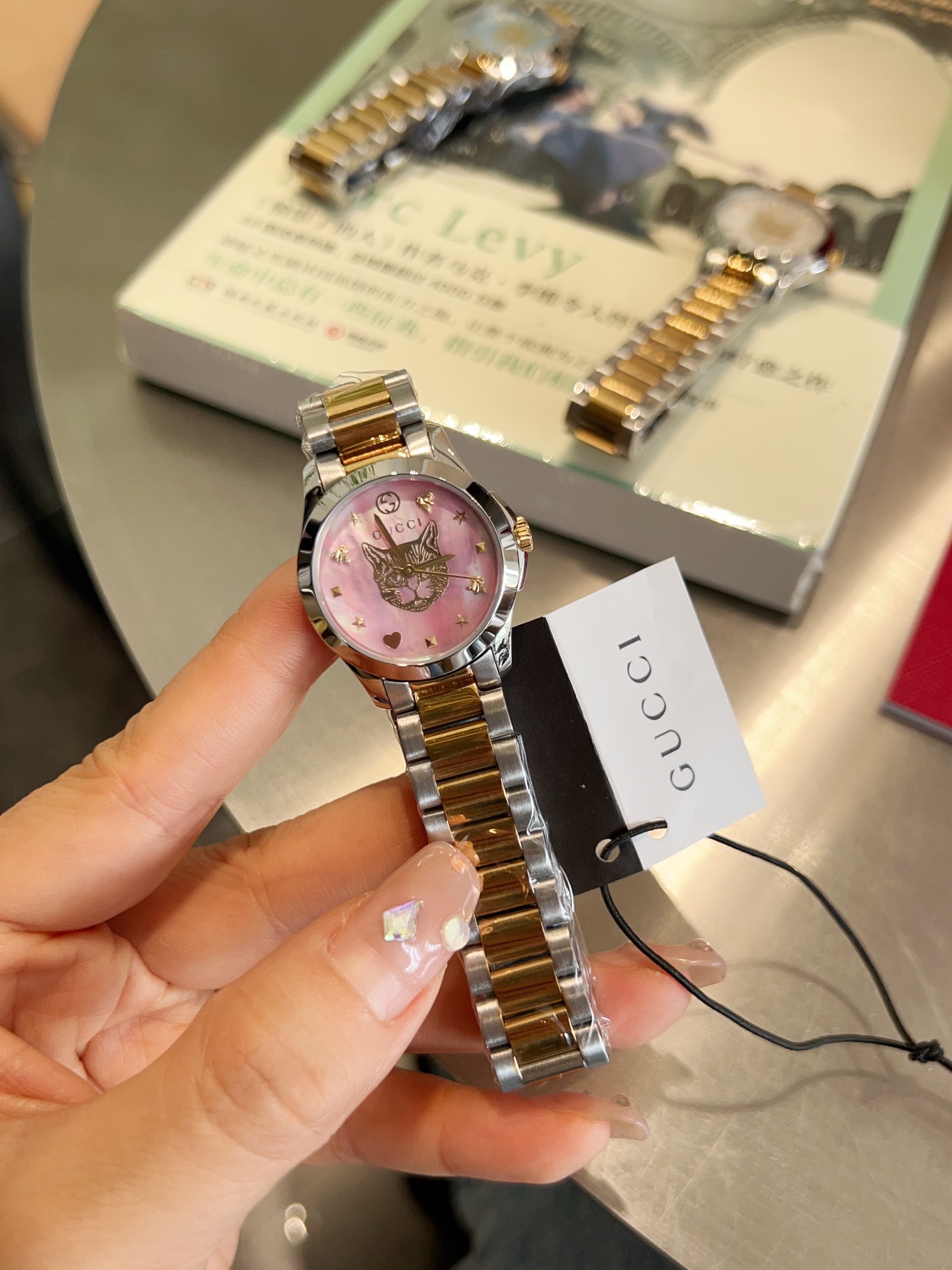 Batch ??260 gold 280. Suddenly ?? hot Gucci store latest cat head quartz women 's watch, 28mm polished stainless steel thin case, 5mm ultra-thin, with interlocking G crown, highly creative bee ?? net dial with star and planet patterns, Gucci hour markers: