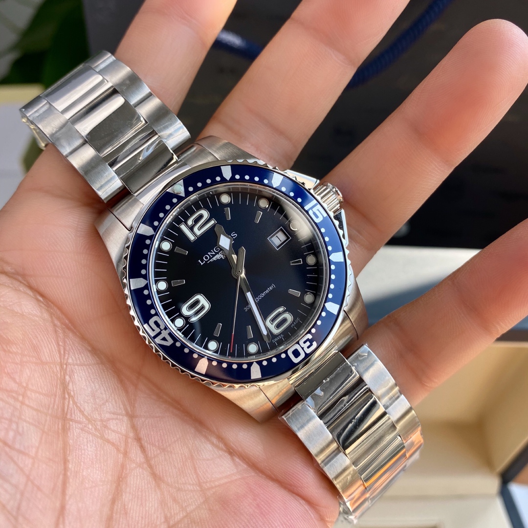 Batch ??1400. Longines - the Submariner in the Conquest diving collection for men, water-resistant up to 300 meters, 41mm in diameter, powered by the original Swiss ETA64111 or Longines L157 quartz movement, with stainless steel case, black dial set with 