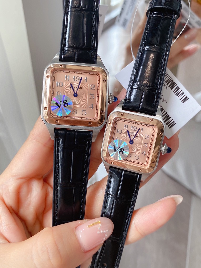 Batch ?? White 300. Gold 320 latest limited edition ?? Cartier Santos ultra-thin Dumont series watch, couple pair, neutral watch ?? Taiwan factory WORKMANSHIP QUALITY top-notch! Deep water resistance ??

Case: 316L stainless steel 3-piece case set

Glass: