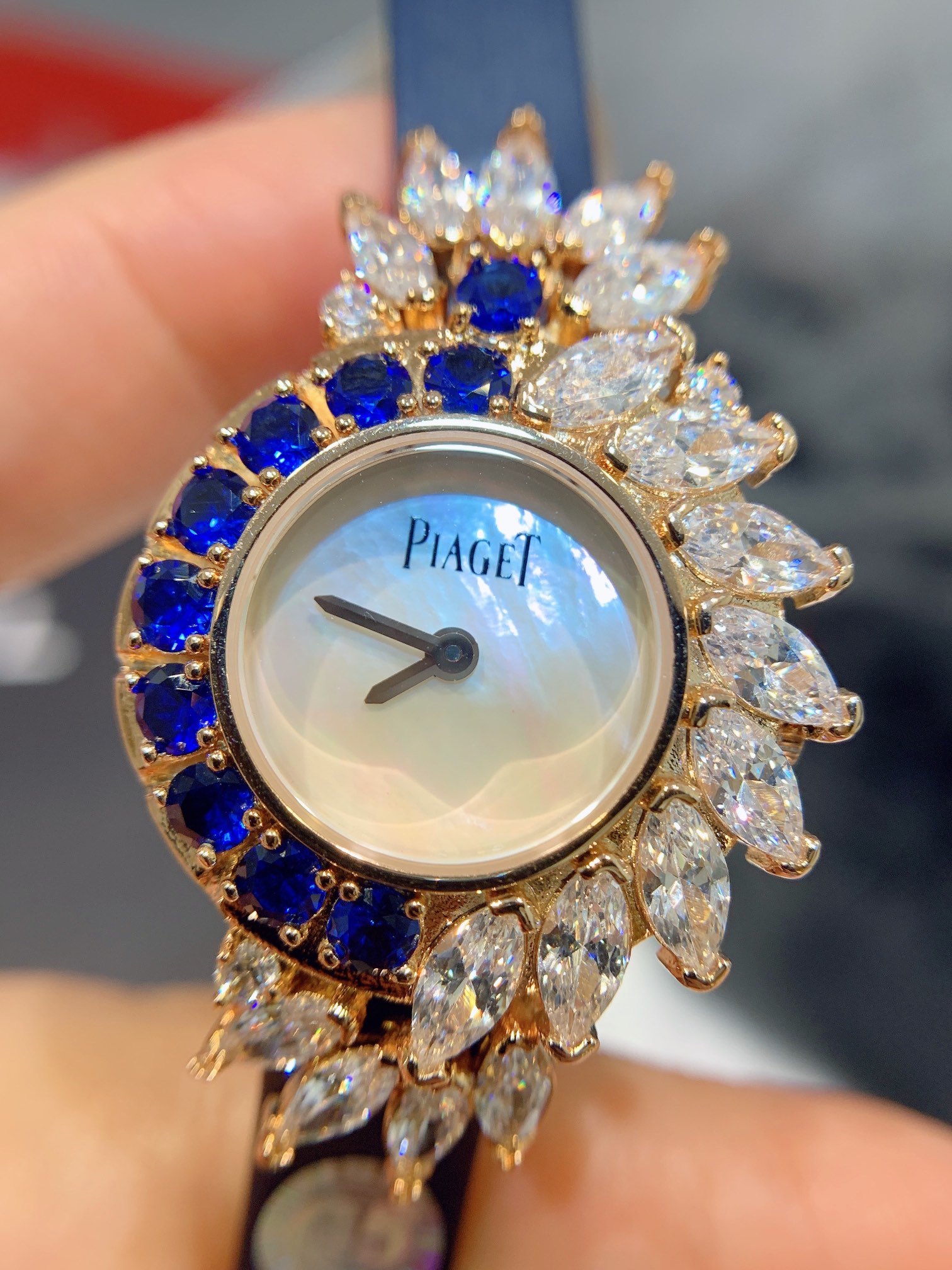 Batch ?? Silver 340. Rose 360. Steel band plus 20
Exclusive footage, check quality and details ??????
PIAGET new high jewelry collection, 18K white gold. Rose gold, set with marquise-cut diamonds (about 3.84 carats), is a major challenge in high jewelry m