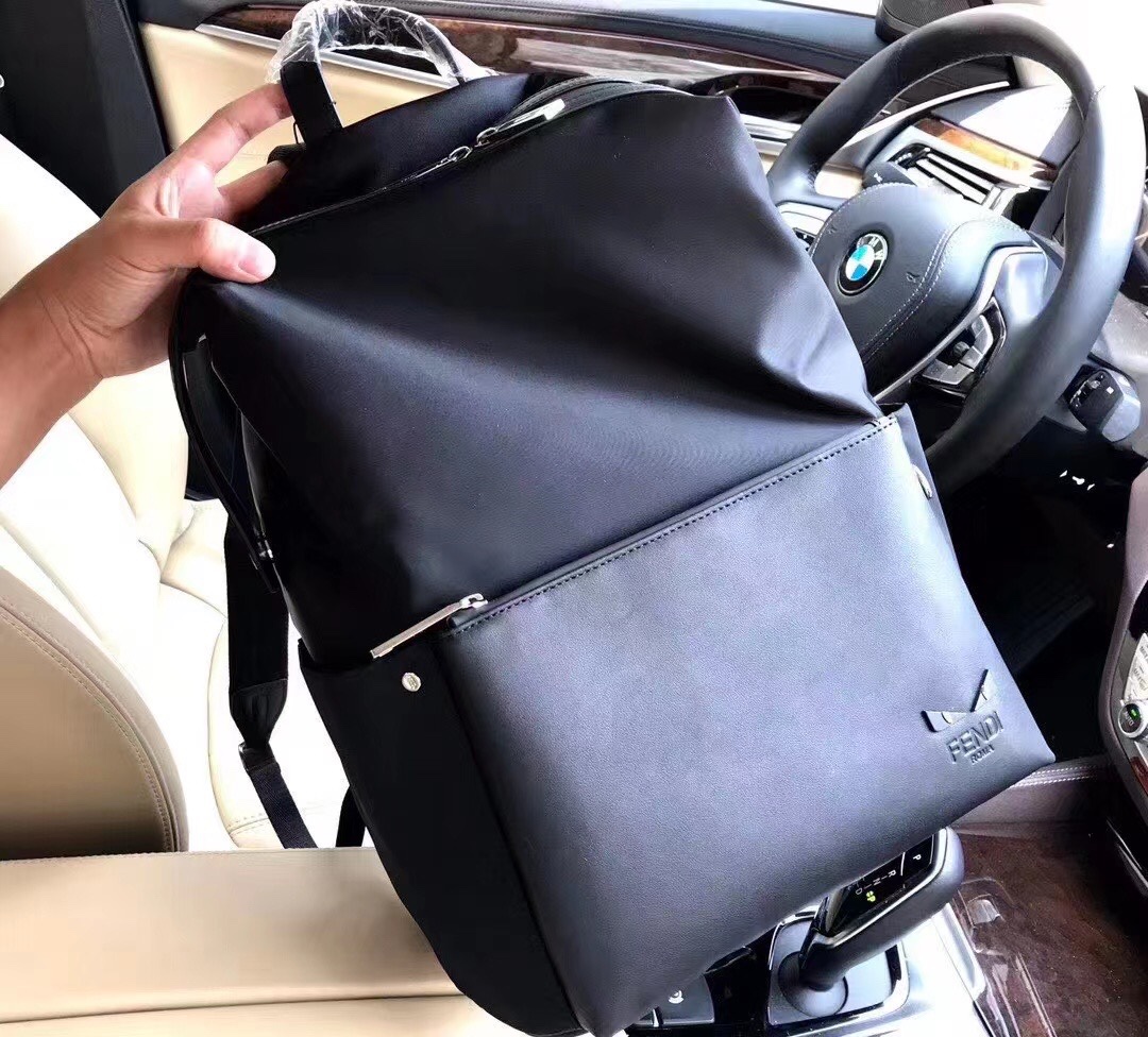 batch
450?? Backpacks ??. Model: 0T107-1 ?????? Counter New fabric and leather schoolbag shipment ?? Fendi Little Monster Backpack upgraded version ?? Original single quality ?? Every detail matching counter ?? Backpack ?? Nylon patchwork black leather ba