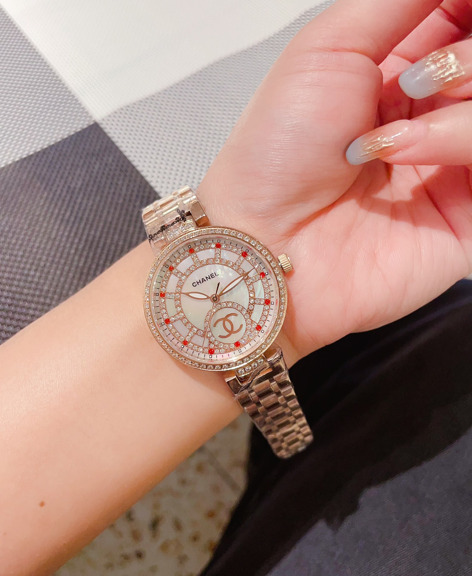 ?? Batch 300 with ?? classic style forever unchanged
Brand: Omega
Style: Fine ladies' watch
Movement: Imported quartz movement
Case: 316 stainless steel case
Diameter: 342mm thickness 11mm
Companionship is the longest declaration of love, but a gift is th