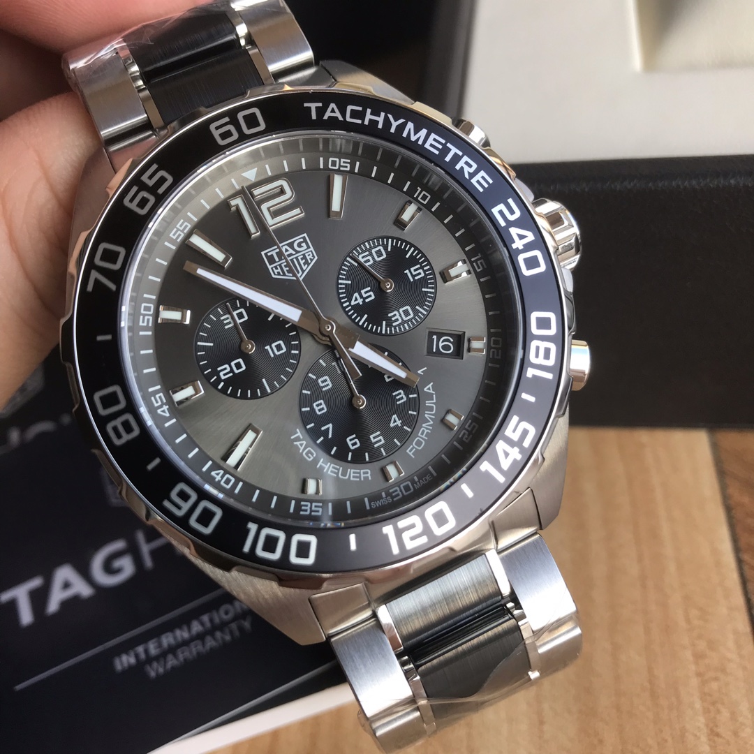 Batch :750 original box :50 original Tagheuer F1 series quartz men's wristwatch! Six hands chronograph with date! Swiss original movement! Stainless steel strap and case, sapphire glass! More than 10,000 at the counter! ~ 43mm in diameter! With full count