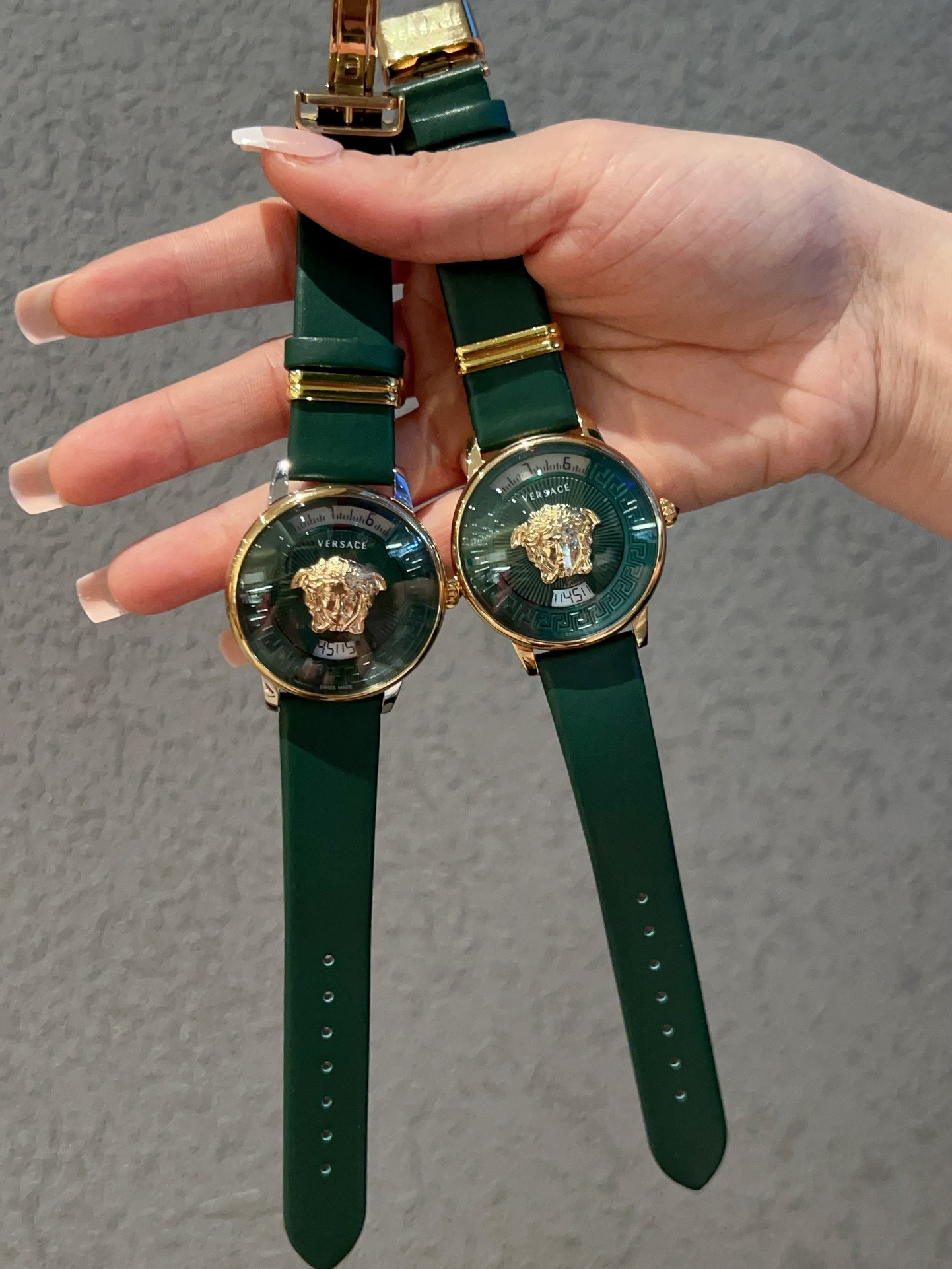 Leather ??340
The new Versace V-TRIBUTE collection, 36mm in diameter, with a Greek grey bezel, a 12 o 'clock embossed Medusa head, a simple dial with rectangular hour markers, and an enameled Greek grey that adds a touch of understated flair to the bold a