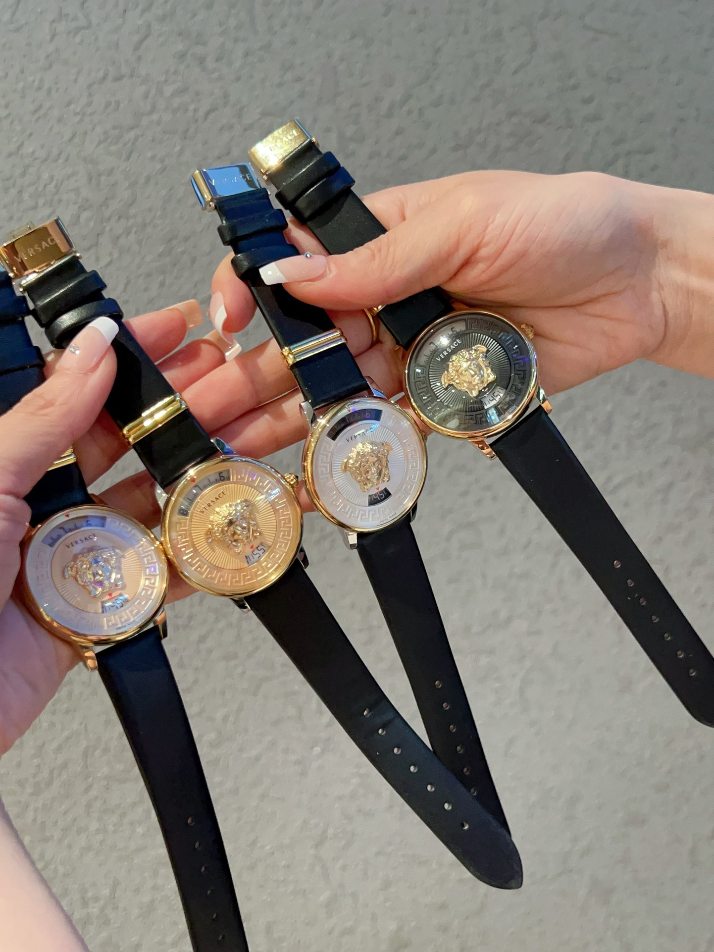 Leather ??340
The new Versace V-TRIBUTE collection, 36mm in diameter, with a Greek grey bezel, a 12 o 'clock embossed Medusa head, a simple dial with rectangular hour markers, and an enameled Greek grey that adds a touch of understated flair to the bold a