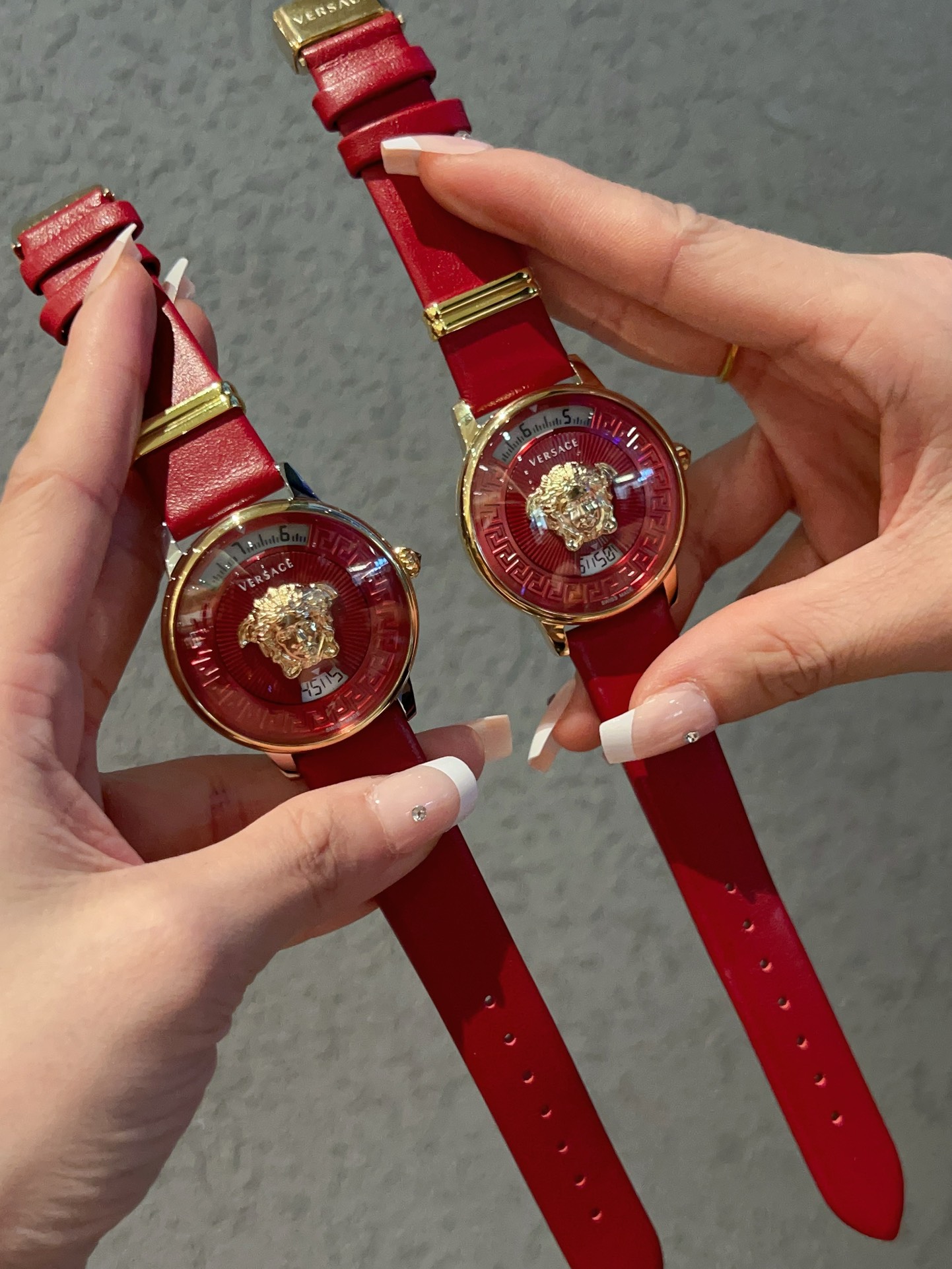 Leather ??340
The new Versace V-TRIBUTE collection, 36mm in diameter, with a Greek grey bezel, a 12 o 'clock embossed Medusa head, a simple dial with rectangular hour markers, and an enameled Greek grey that adds a touch of understated flair to the bold a