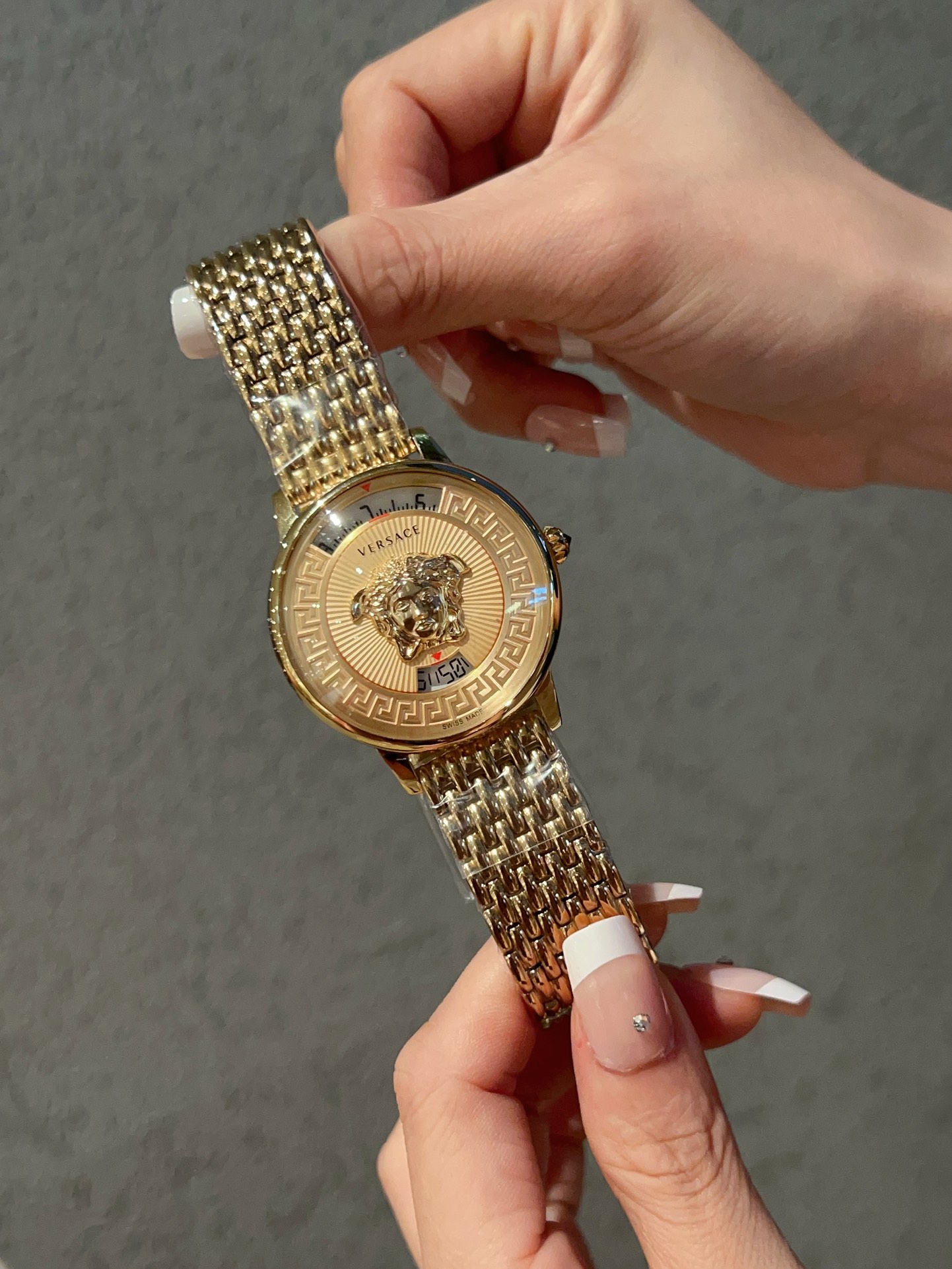 Leather ??360
The new Versace V-TRIBUTE collection, 36mm in diameter, with a Greek grey bezel, a 12 o 'clock embossed Medusa head, a simple dial with rectangular hour markers, and an enameled Greek grey that adds a touch of restraint to the flamant look