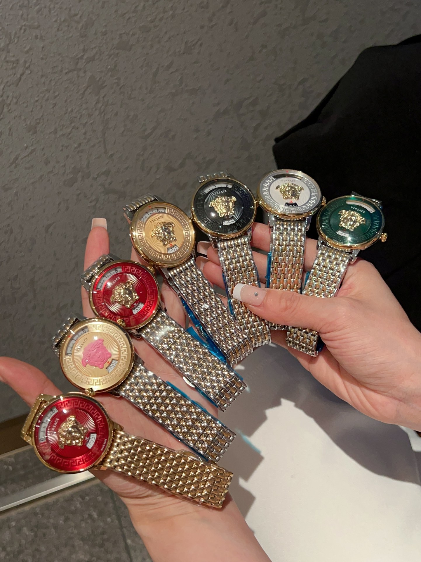 Leather ??360
The new Versace V-TRIBUTE collection, 36mm in diameter, with a Greek grey bezel, a 12 o 'clock embossed Medusa head, a simple dial with rectangular hour markers, and an enameled Greek grey that adds a touch of restraint to the flamant look