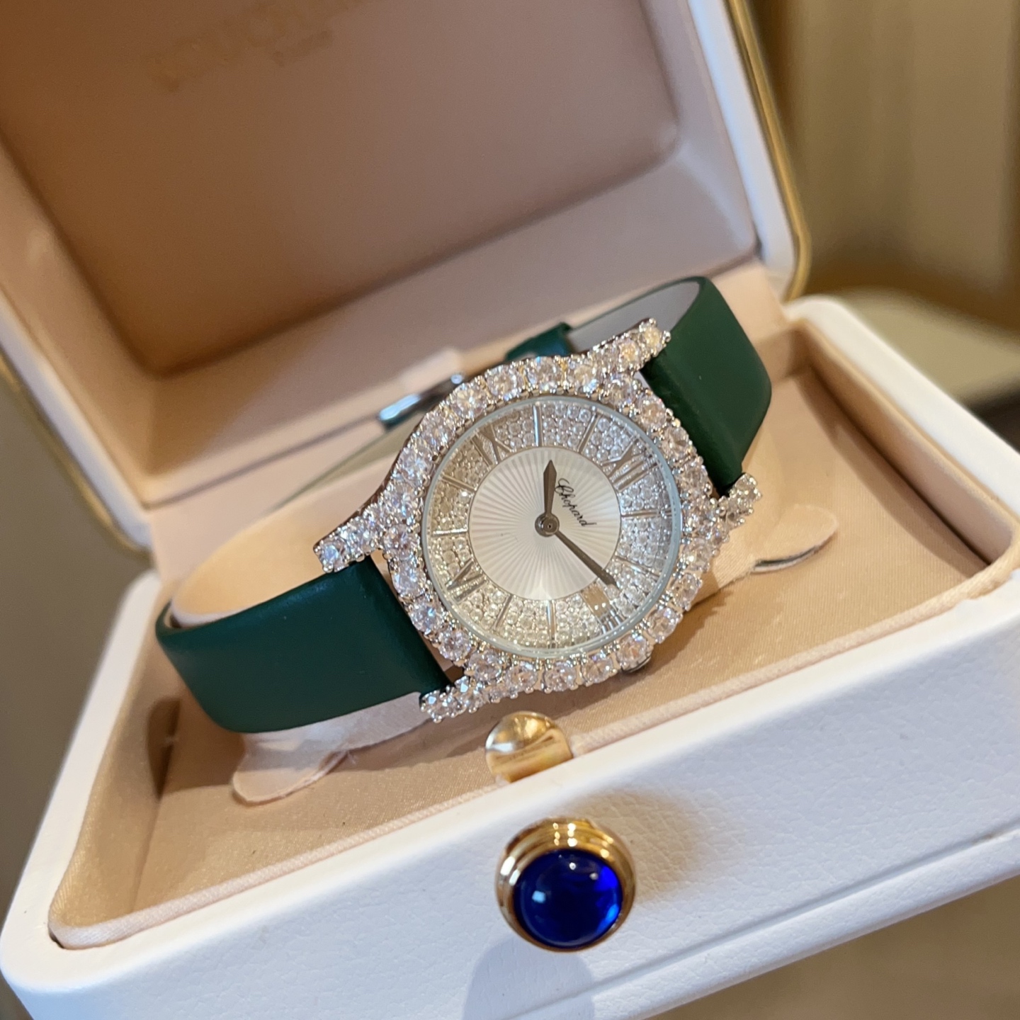 ?? Leather 270, steel 290
ChopardL 'HeureduDiamant# collection, with the brand' s signature "crown prune setting" technique, has composed a magnificent ode to the beauty of women with its exquisite craftsmanship and style, just like the dazzling diamonds 
