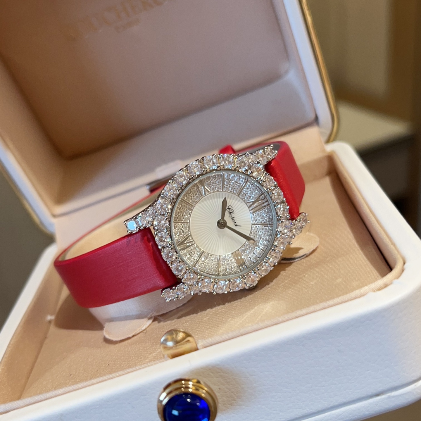 ?? Leather 270, steel 290
ChopardL 'HeureduDiamant# collection, with the brand' s signature "crown prune setting" technique, has composed a magnificent ode to the beauty of women with its exquisite craftsmanship and style, just like the dazzling diamonds 