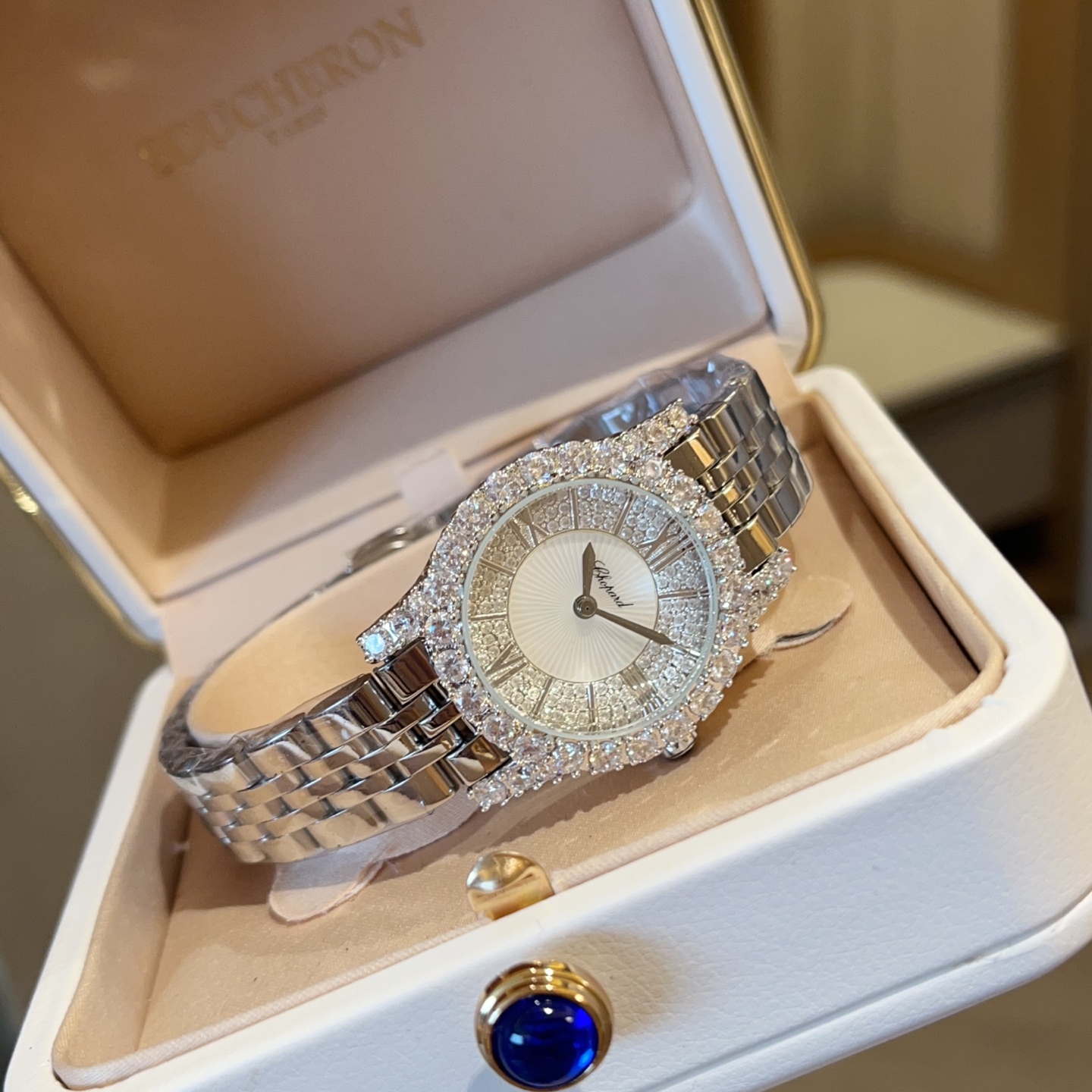 ?? Leather 270, steel 290
ChopardL 'HeureduDiamant# collection, with the brand' s signature "crown prune setting" technique, has composed a magnificent ode to the beauty of women with its exquisite craftsmanship and style, just like the dazzling diamonds 