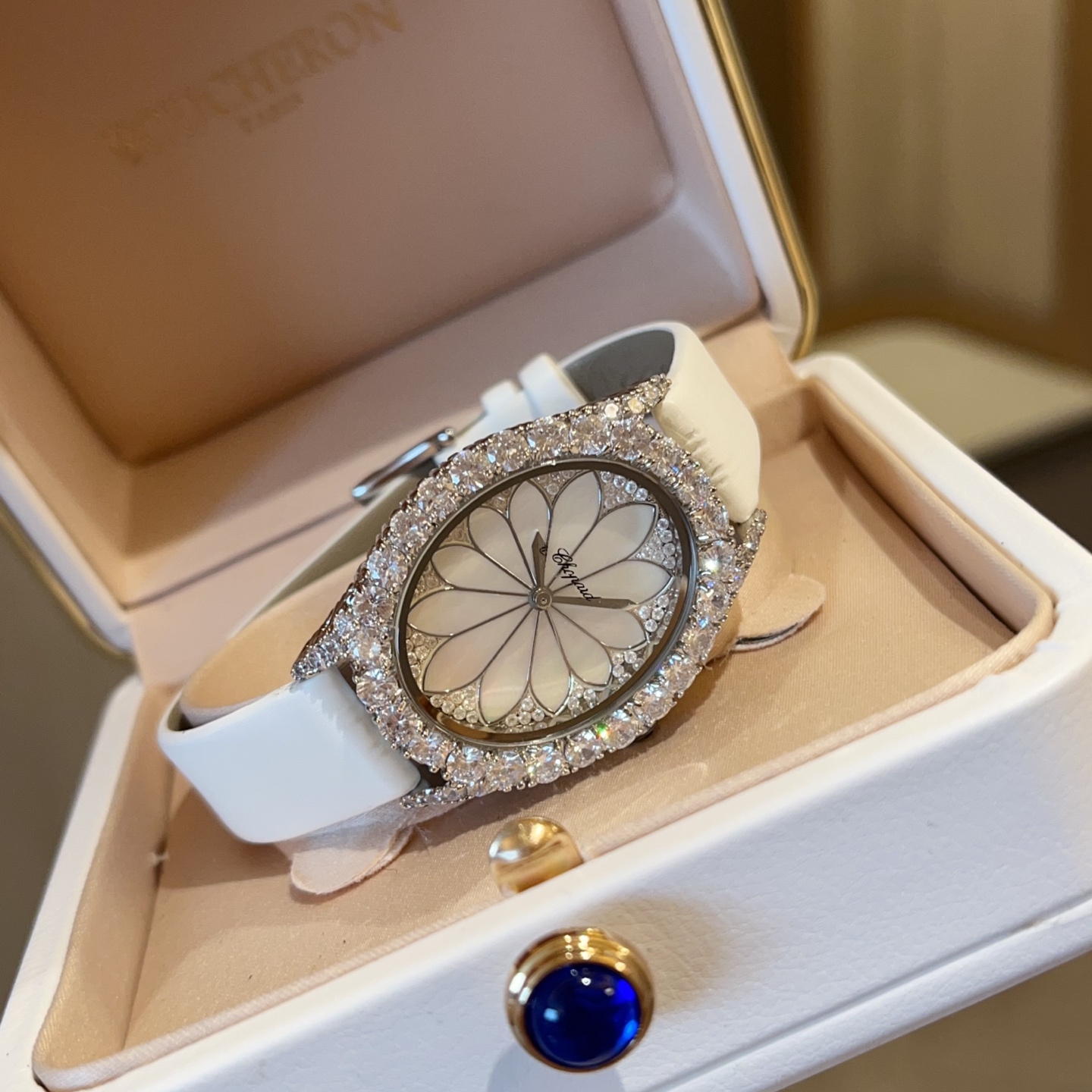 ?? Leather 270
Chopard d 'HeureduDiamant# collection, with the brand' s signature "crown prong setting" technique, has composed a magnificent ode to the beauty of women with its exquisite craftsmanship and style, just like the dazzling diamonds set in the