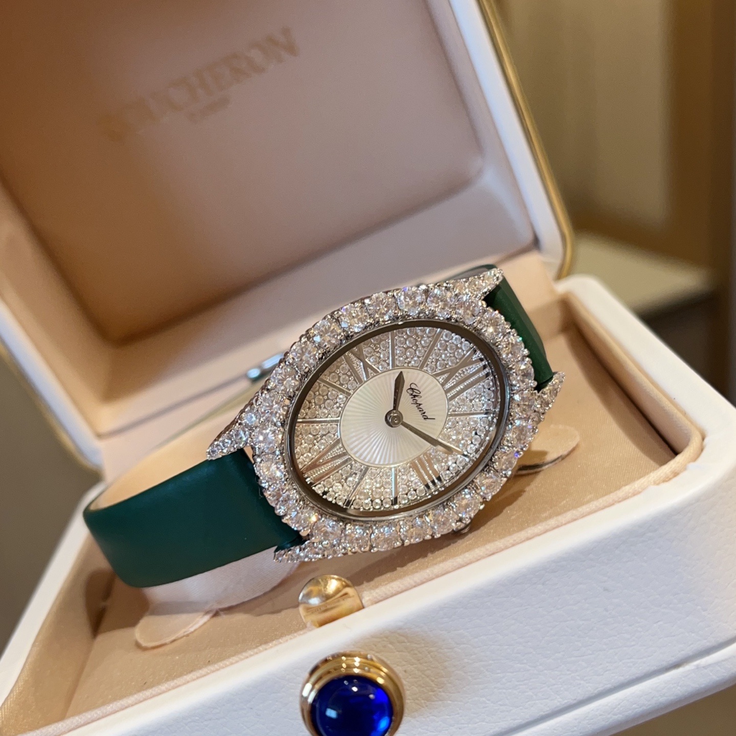 ?? Leather 270
Chopard d 'HeureduDiamant# collection, with the brand' s signature "crown prong setting" technique, has composed a magnificent ode to the beauty of women with its exquisite craftsmanship and style, just like the dazzling diamonds set in the