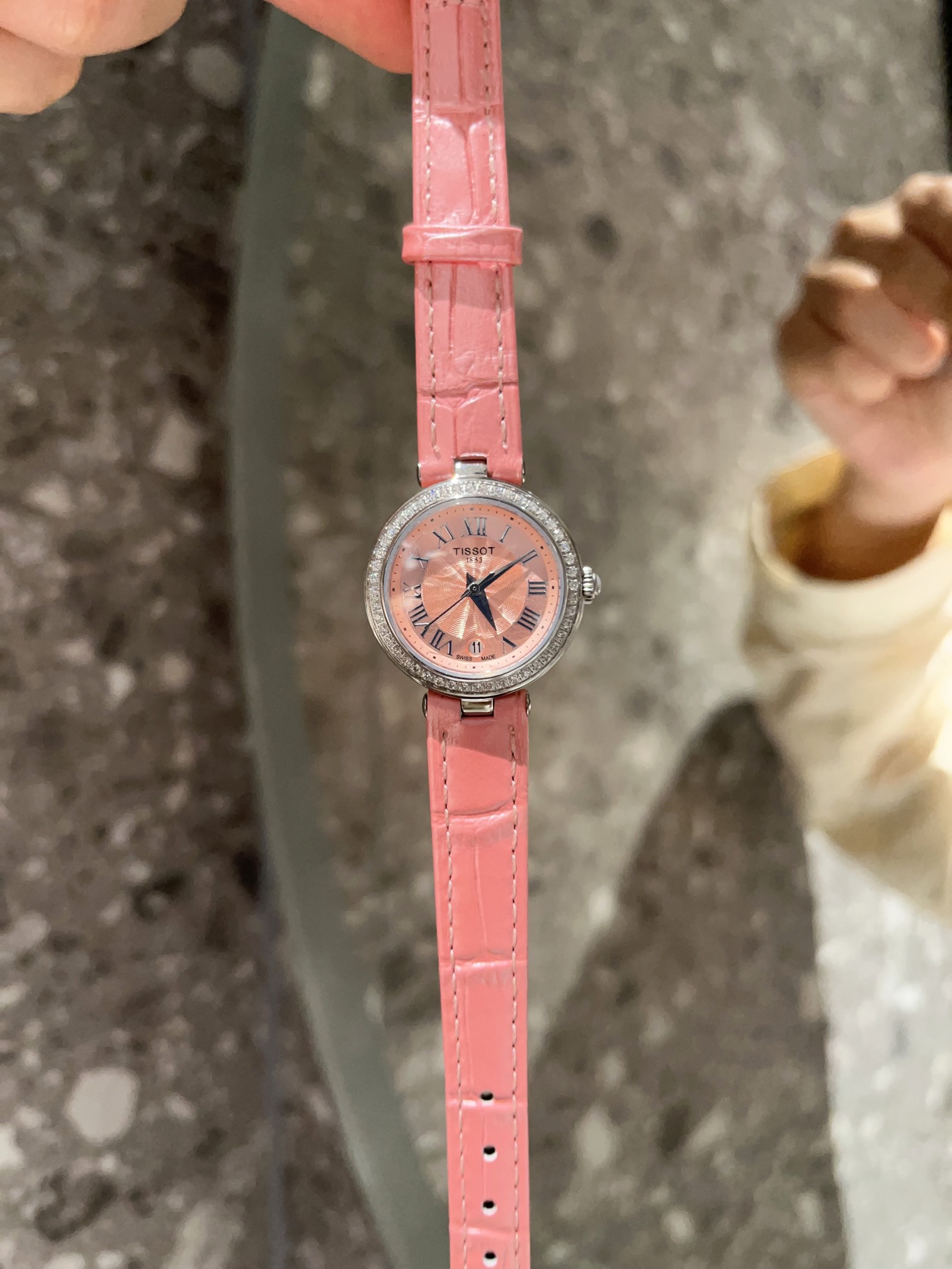 ?? Leather 350 steel strip 370 drill ?30
The Tissot Carri Little Beauty collection is very simple as a whole. The 26mm dial is very delicate and small, and the thickness is just right! No wonder it's a little beauty ~ It's also very nice to wear ~ One of 