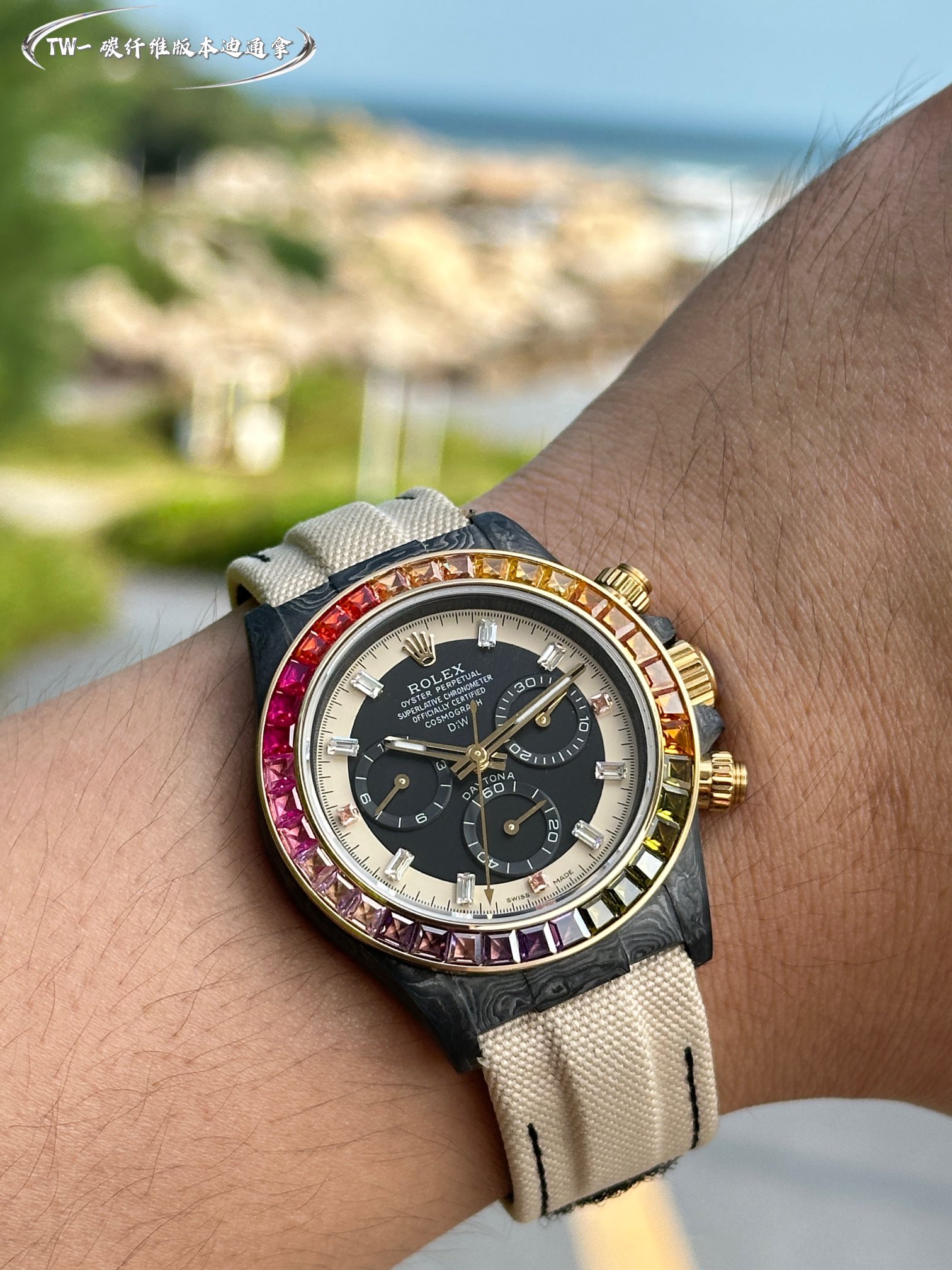 The carbon fiber custom version of the TW-manufactured ROLEX Cosmochronograph Daytona series, the watch is not only lightweight to wear but also tough in appearance. And each watch features a unique carbon fiber patterned material. [Case] The size of the 
