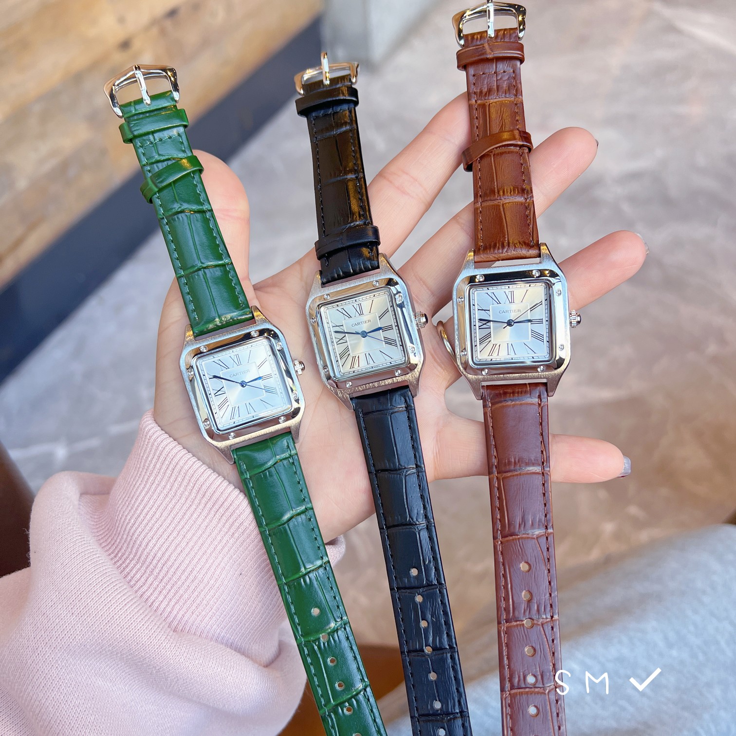 ?? Belt 80, Cartier
?? Santos watch, new Roman dial magnificent and unrestrained, the aesthetic style that Panthere de Cartier conveys. It is sleek and alluring, soft and fitting to the wrist as if dancing on the skin. The unique shape highlights the matu