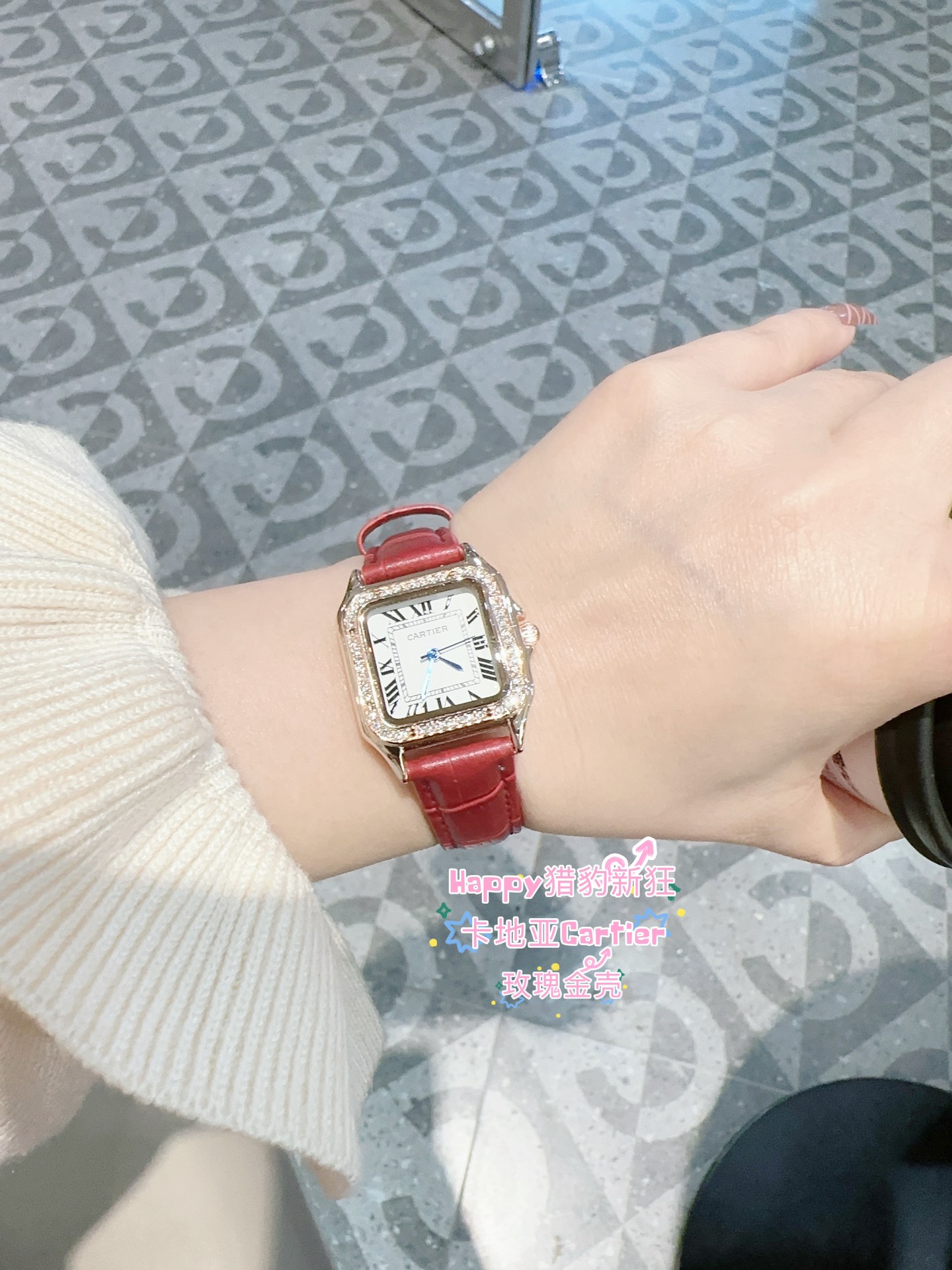 ?? Leather strap 95
Cartier Cartier
?? The Panthere de Cartier watch, with its new Roman dial magnificent and unrestrained, is the aesthetic style that Panthere de Cartier conveys. It is sleek and alluring, soft and fitting to the wrist as if dancing on t