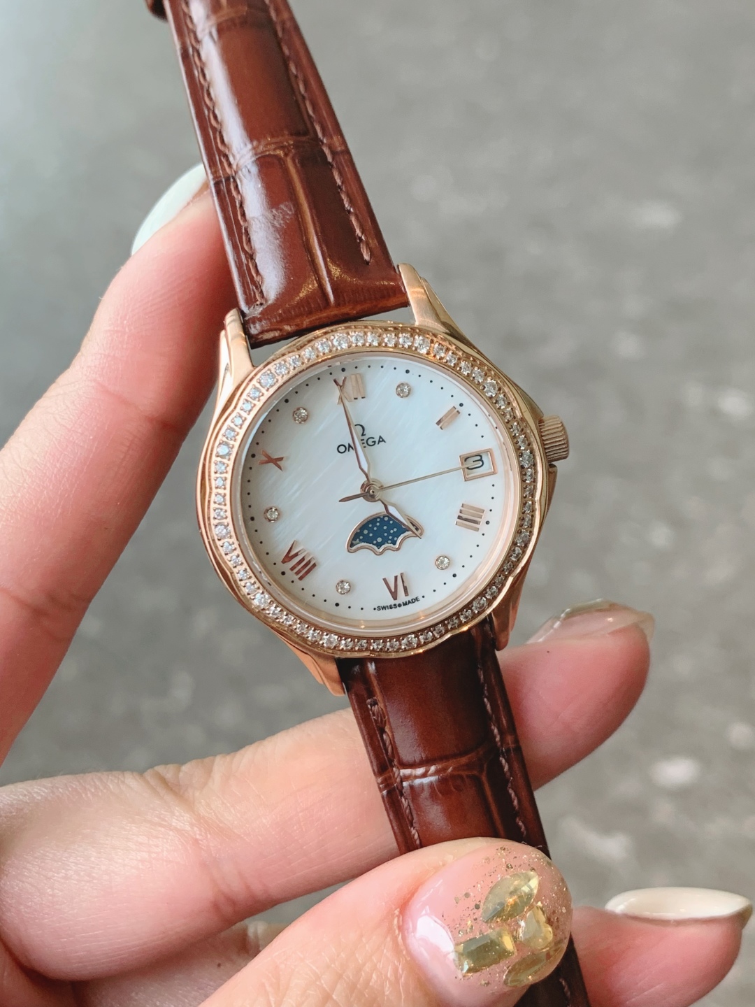 ?? Leather strap 240.260 steel strap ?20 ceramic ?40?? Omega pearly shell ?? dial. With exclusive custom true moon phase ?. Super high performance ratio. The imported quartz movement keeps accurate time. The case is made of 316 stainless steel. Imported c