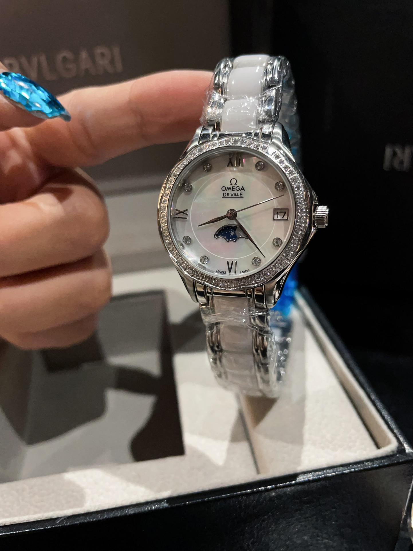 ?? Leather strap 240.260 Steel strap ?20 ceramic ?40?? pearly shell ?? dial. Exclusive custom true moon phase ?. Super high performance ratio. The imported quartz movement keeps accurate time. The case is made of 316 stainless steel. Imported calfskin str