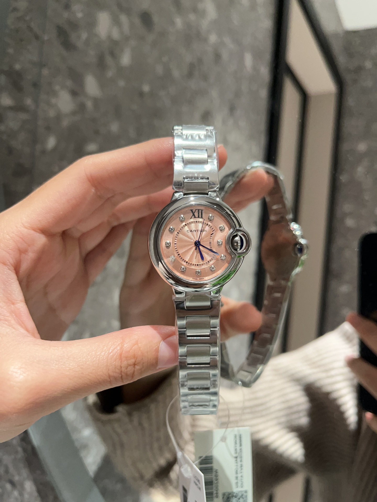 ?? Leather strap 240 steel strap +20 diamonds ?40
Cartier Ballon Bleu! Q Factory 33mm classic dial, Big RETURN ? ? One of the hottest styles in the world! A classic that can carry years and never go out of style!! The movement is quartz. The world's top j