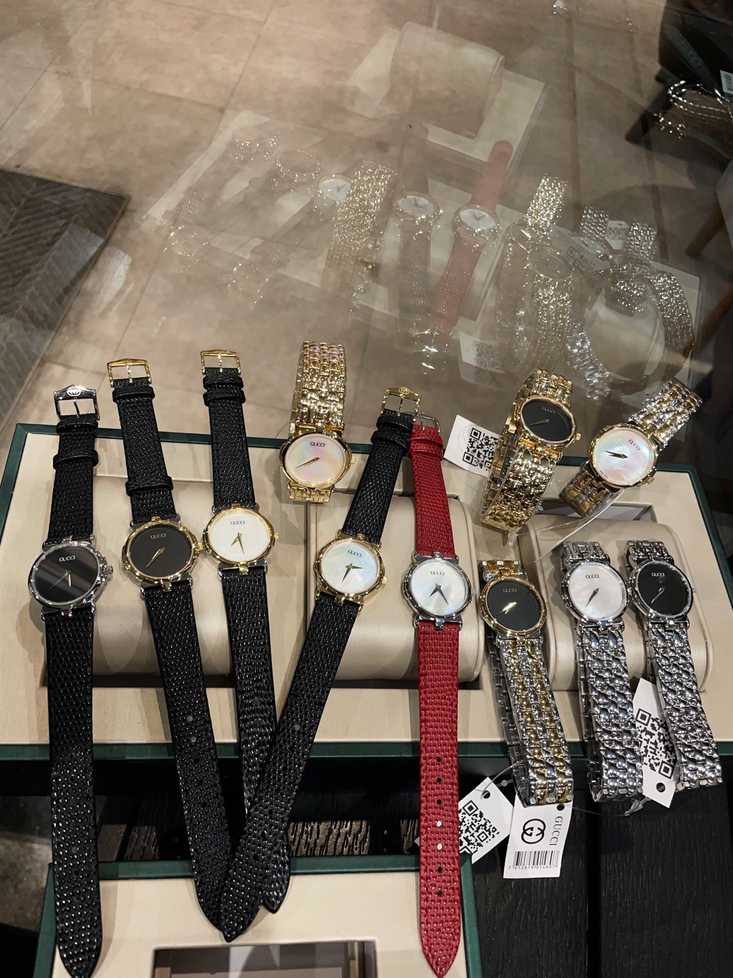?? Leather strap 280 Steel strap 300 (gold and white same)
Golden Crown Rome, bringing a whole early summer romantic vibe ??
GUCCI Roman white flower, vintage
Classic color combination ? Roman scale, too, too retro
28mm quartz small size, minimalist desig