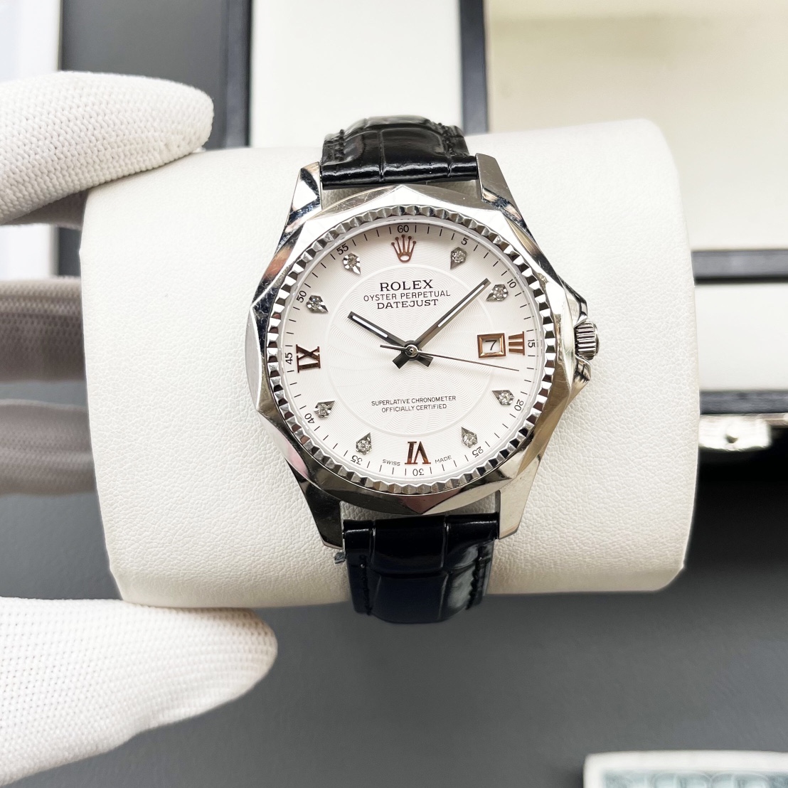 Belt 550 Steel belt 570
Rolex (New three-hand, Business Casual) Luxury and Grandeur Type: Fine Men's Watch (New) Strap: Genuine cowhide strap (comfortable)/361 stainless steel strap (durable) Movement: Imported Citizen movement) Material: Sapphire scratch