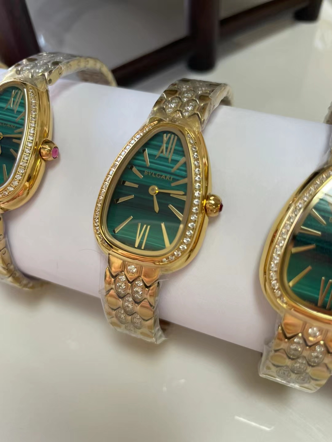 ??420 SerpentiSeduttori watch Swiss movement, with its snakehead shape, snake scale bracelet outlining the meandering beauty of the snake, crown set with an oval-shaped cut pink red tourmaline, interpreting the crystal-clear and highlighting the high mome