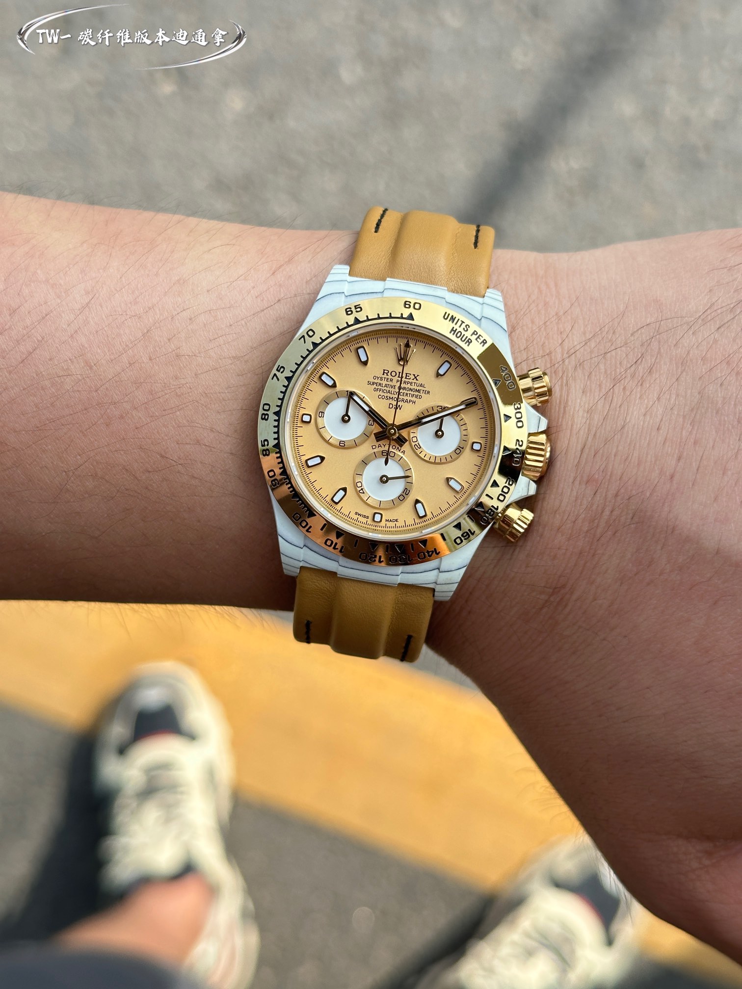 The carbon fiber custom version of the TW-manufactured ROLEX Cosmochronograph Daytona series, the watch is not only lightweight to wear but also tough in appearance. And each watch features a unique carbon fiber patterned material. [Case] The size of the 