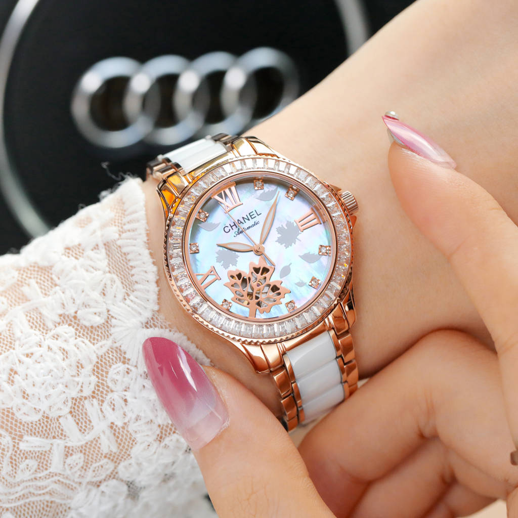 Belt 600 steel belt 630??
2021 latest item [Original counter picture] Charming and harmonious ?? Can't put down ?? Luxurious design! The surface design of the flowers is hand-set with diamond-encrusted literal openwork braid design
[Brand] : Chanel (the a