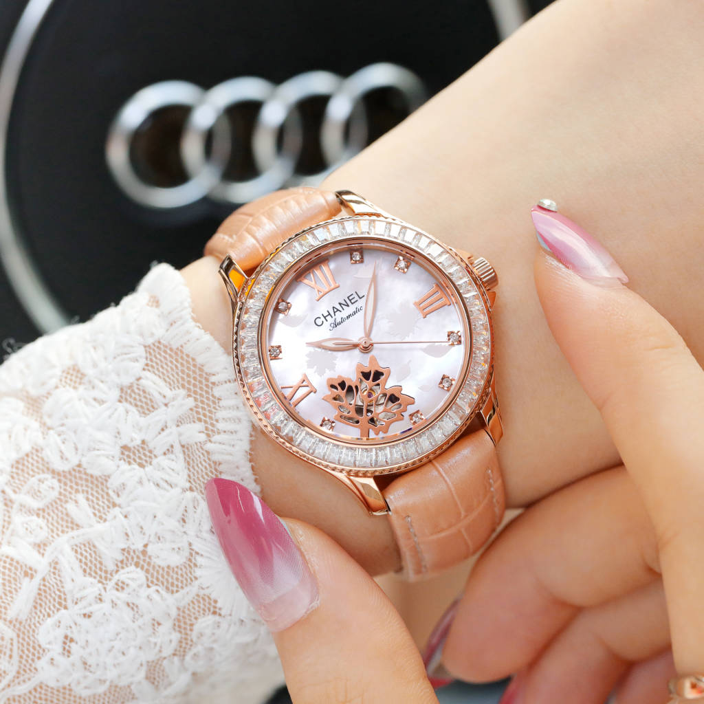 Belt 600 steel belt 630??
2021 latest item [Original counter picture] Charming and harmonious ?? Can't put down ?? Luxurious design! The surface design of the flowers is hand-set with diamond-encrusted literal openwork braid design
[Brand] : Chanel (the a