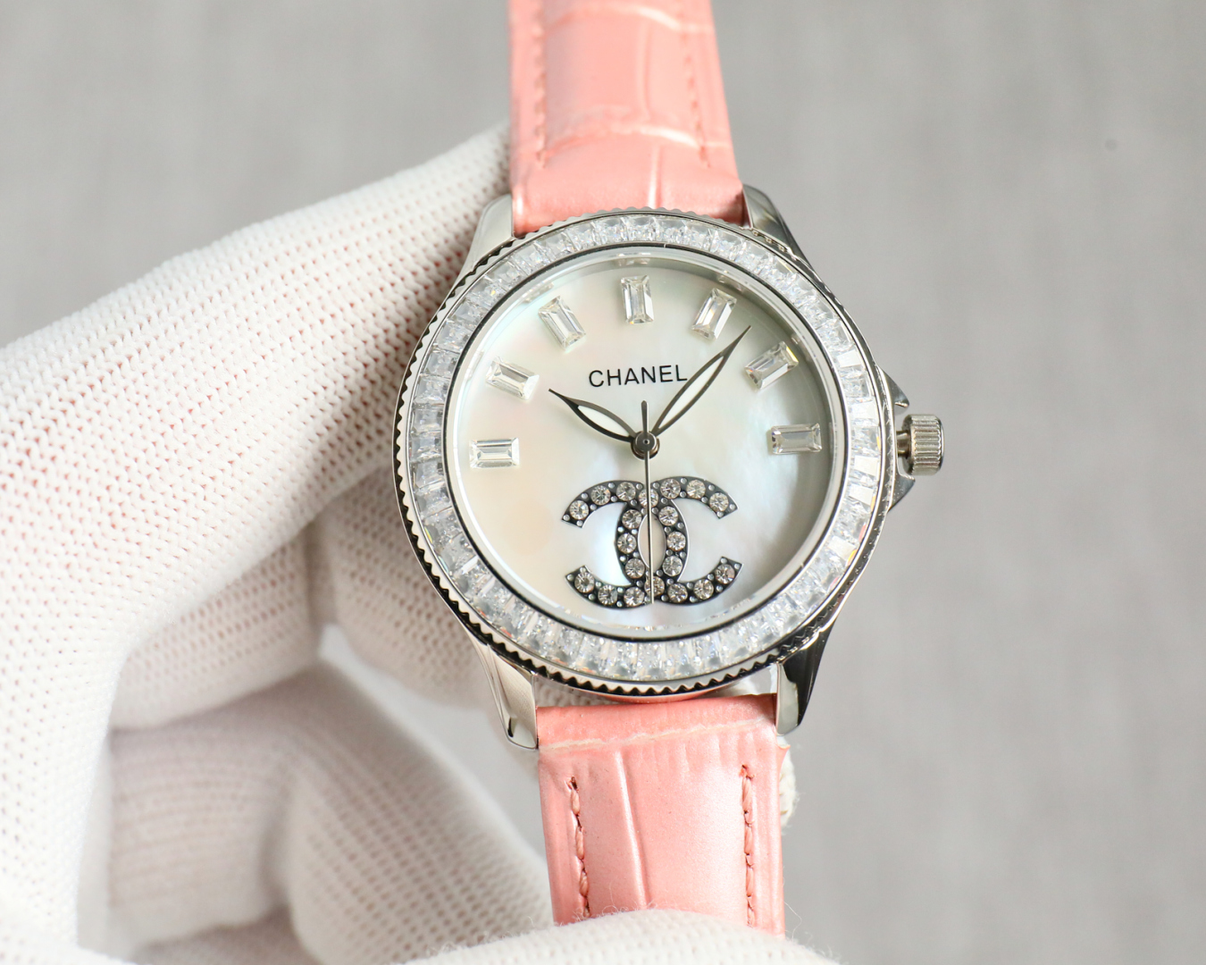 Belt 630 steel belt 650
Brand: chanel ??chanel large diamond strip design ?? Shell face, Citizen ???XT2
Style: New women's mechanical watch
Movement: Imported Citizen mechanical movement
Mirror: Sapphire glass mirror ??
Strap: Genuine cowhide strap/cerami