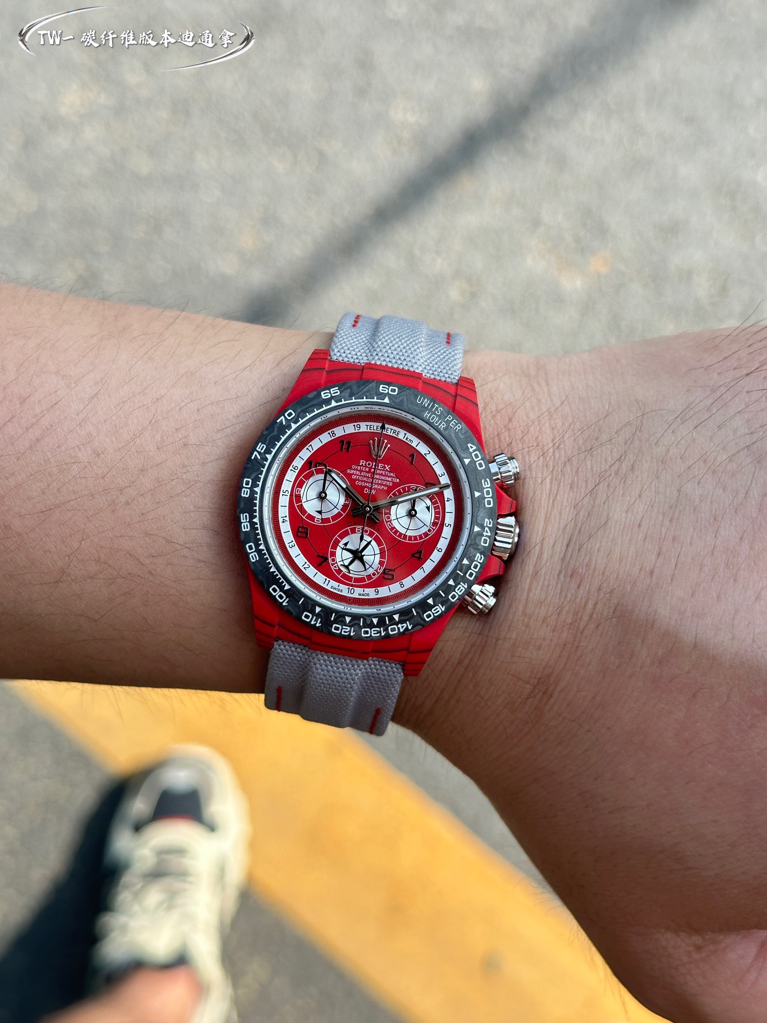 The carbon fiber custom version of the TW-manufactured ROLEX Cosmochronograph Daytona series, the watch is not only lightweight to wear but also tough in appearance. And each watch features a unique carbon fiber patterned material. [Case] The size of the 