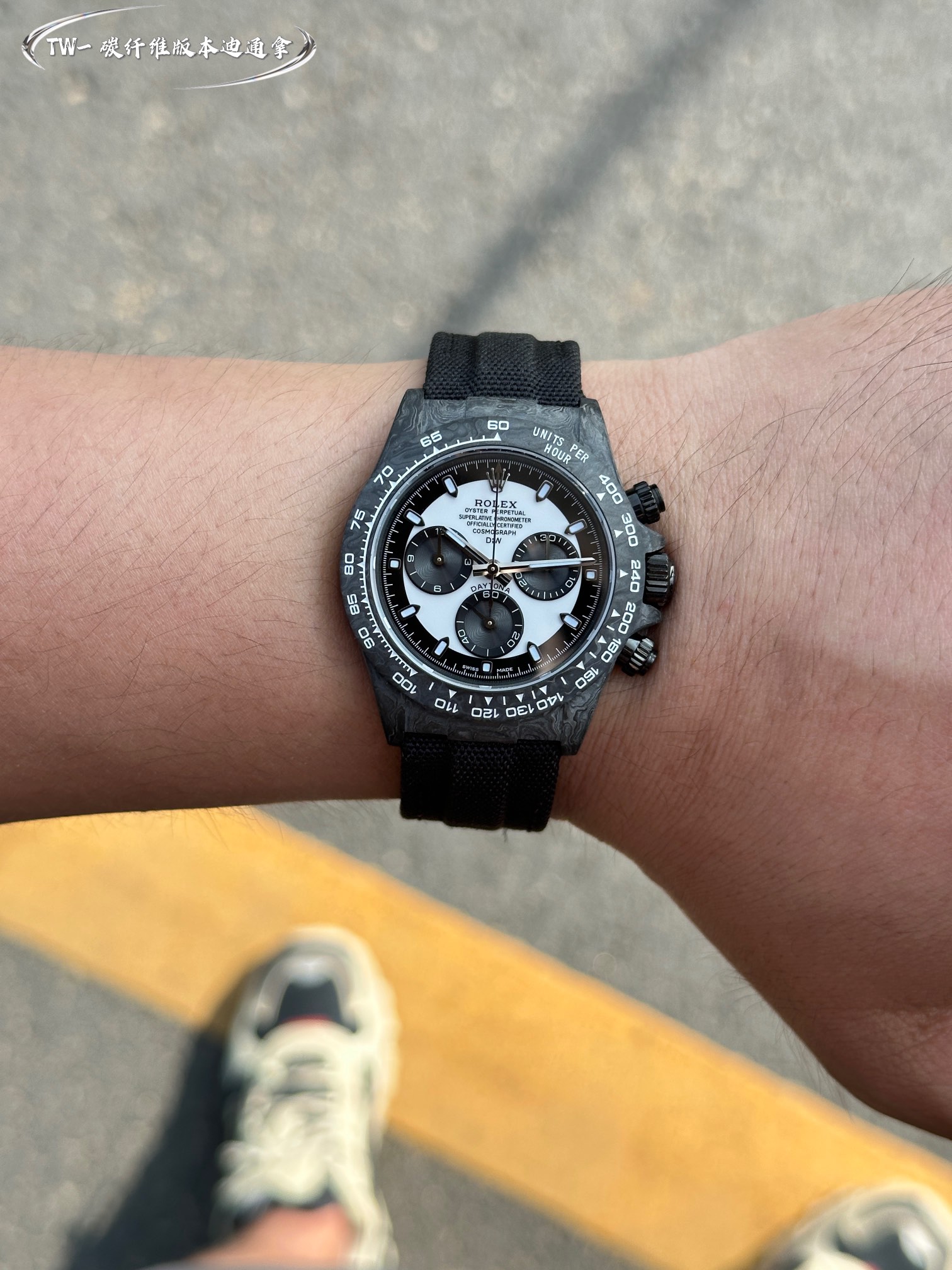 The carbon fiber custom version of the TW-manufactured ROLEX Cosmochronograph Daytona series, the watch is not only lightweight to wear but also tough in appearance. And each watch features a unique carbon fiber patterned material. [Case] The size of the 