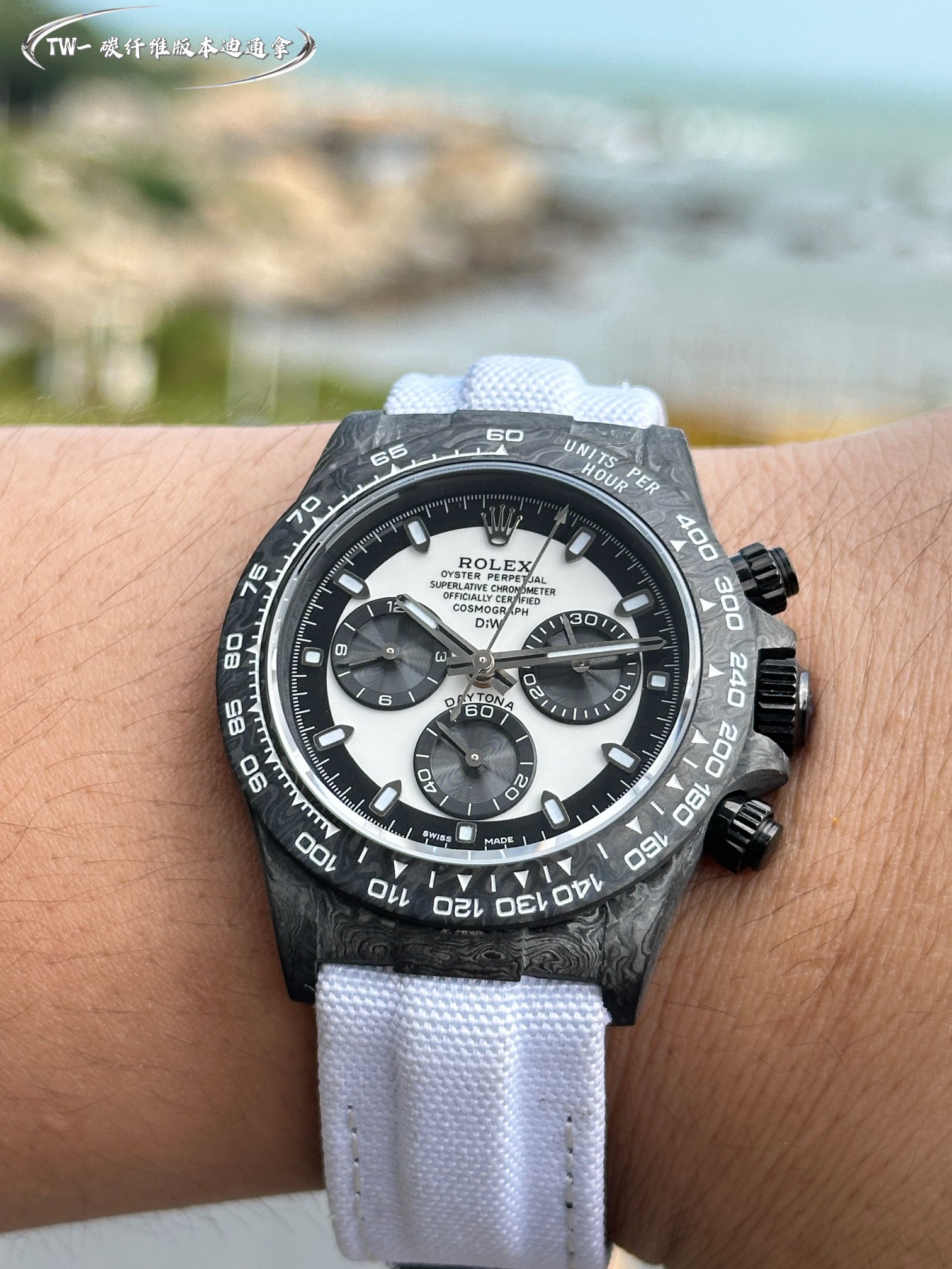The carbon fiber custom version of the TW-manufactured ROLEX Cosmochronograph Daytona series, the watch is not only lightweight to wear but also tough in appearance. And each watch features a unique carbon fiber patterned material. [Case] The size of the 
