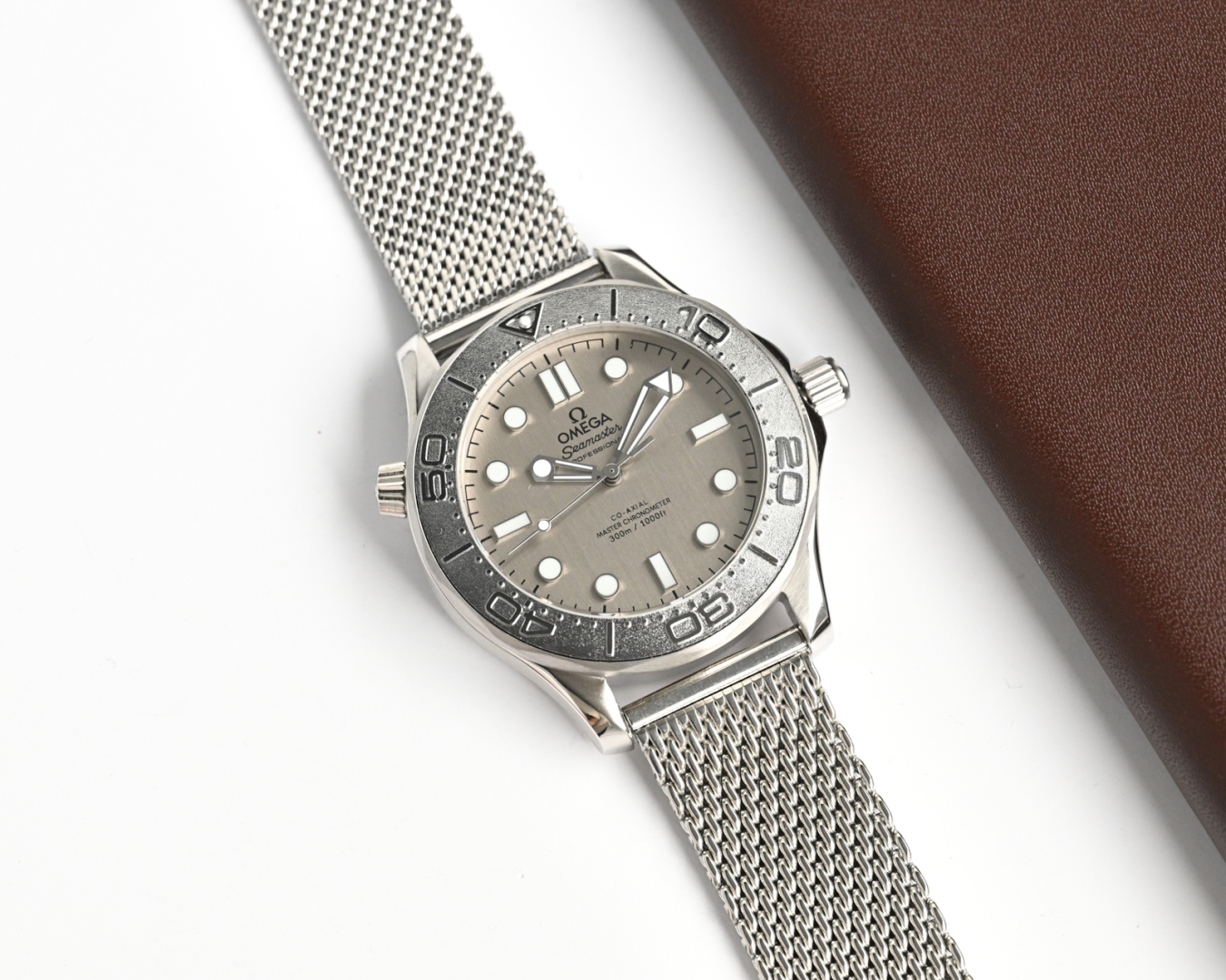 "Hard enthusiast" High grey, Omega Seamaster 300m diving watch
Omega Seamaster 300 m Diving watch, the ultimate movement interprets a youthful attitude!
Since its birth in 1993, the Omega Seamaster 300 has written a legend! Now, it returns with a glorious