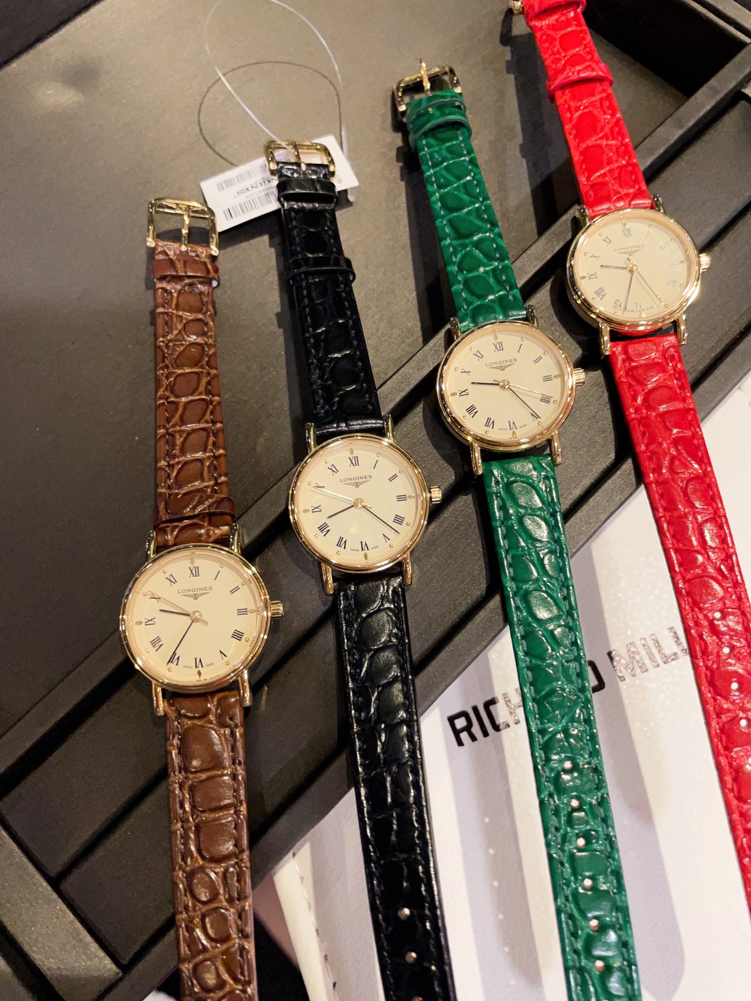 ?? Leather strap, gold and white, 280
# Vintage Longines small gold watch
vintage Western longines simple little gold bean, simply CHIC ??! Small size 26mm understated yet not lacking in detail beauty, dial scale is too slender and DELICATE! Retro and uni